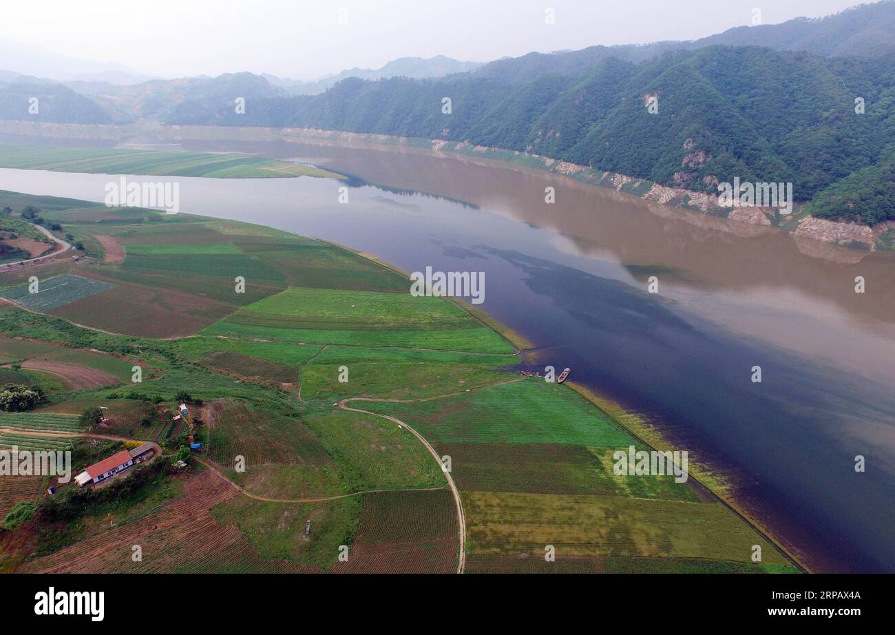 (190520) -- PECHINO, 20 maggio 2019 (Xinhua) -- foto aerea scattata il 17 giugno 2016 mostra il fiume Yalu che scorre oltre il villaggio Lyujiang della città di Zhenjiang, Kuandian Manchu Autonomous County, Dandong, nella provincia di Liaoning della Cina nordorientale. La provincia di Liaoning si trova nella parte meridionale della Cina nord-orientale, con il Mare di Bohai e il Mar giallo a sud. Nel corso degli anni, il governo provinciale ha dato priorità allo sviluppo ecologico e ha posto il miglioramento ambientale al centro della sua agenda. Le condizioni ecologiche della provincia sono migliorate grazie alla sistematica conservatio Foto Stock