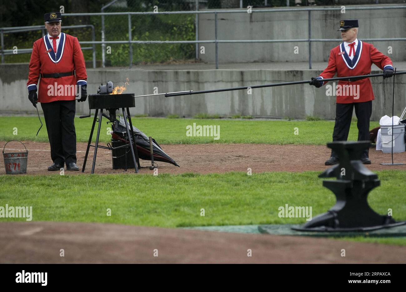 (190520) - NEW WESTMINSTER (CANADA), 20 maggio 2019 -- Un membro dell'Ancient and Honourable Hyack Anvil Battery scalda un bastone metallico per salutare il Queen S Park Stadium di New Westminster, Canada, 20 maggio 2019. Anvil salute è una tradizione annuale nella città di New Westminster, dove i membri dell'antica e onorevole Hyack Anvil Battery usano incudini e polvere da sparo per sparare 21 colpi per celebrare il Victoria Day in Canada. CANADA-NEW WESTMINSTER-VICTORIA DAY-CELEBRATIONS LIANGXSEN PUBLICATIONXNOTXINXCHN Foto Stock