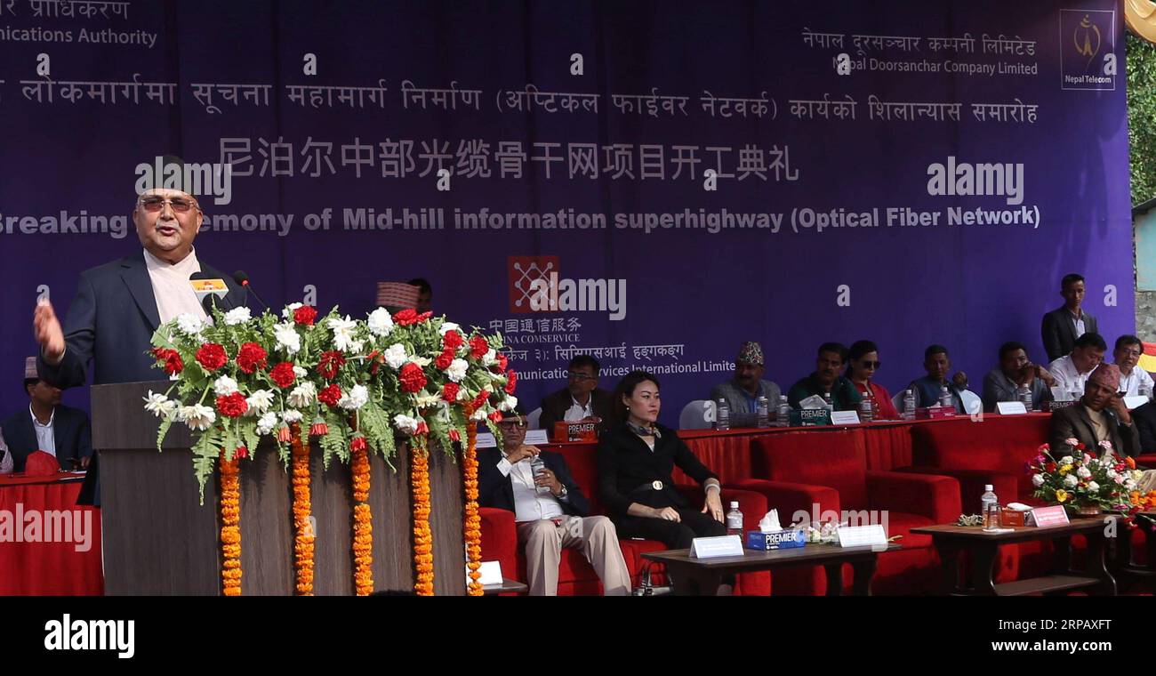 (190521) -- DHADING, 21 maggio 2019 -- il primo ministro nepalese KP Sharma oli (L) interviene in una cerimonia rivoluzionaria di posa delle fibre ottiche presso il comune rurale di Galchhi del distretto di Dhading, nella parte occidentale di Kathmandu, 20 maggio 2019. China Communications Services International Limited ha iniziato a depositare fibre ottiche lungo un'autostrada che collega il confine orientale e occidentale del Nepal per Nepal Telecom (NT), uno dei maggiori fornitori di servizi di telecomunicazioni del Nepal. La società cinese è responsabile della posa di 555 chilometri di fibre ottiche sui 2.179 chilometri di fibre previste da Chiyabhanjyang in Foto Stock