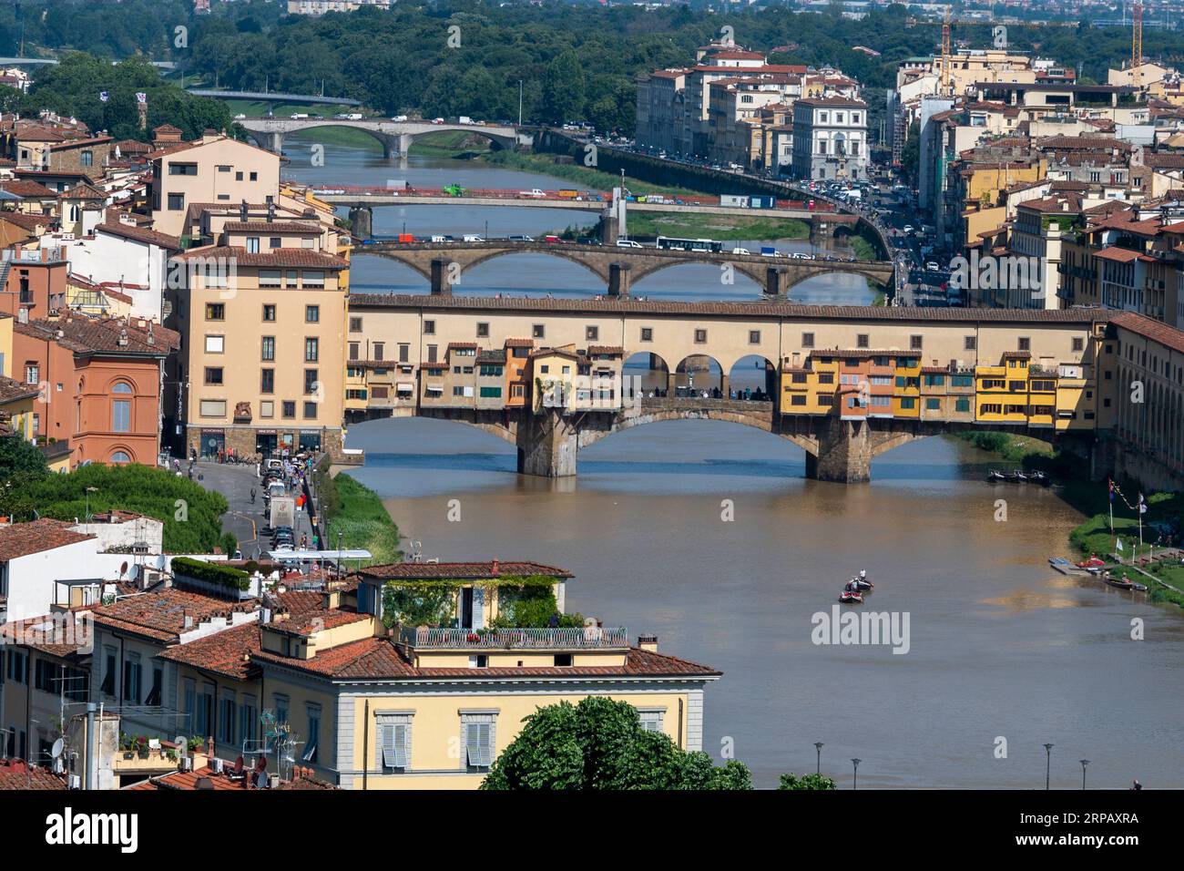 Il più antico ponte medievale sopravvissuto (Ponte Vecchio) con le sue origini romane, attraversato il fiume amo a Firenze, capitale della Toscana nel nord Foto Stock