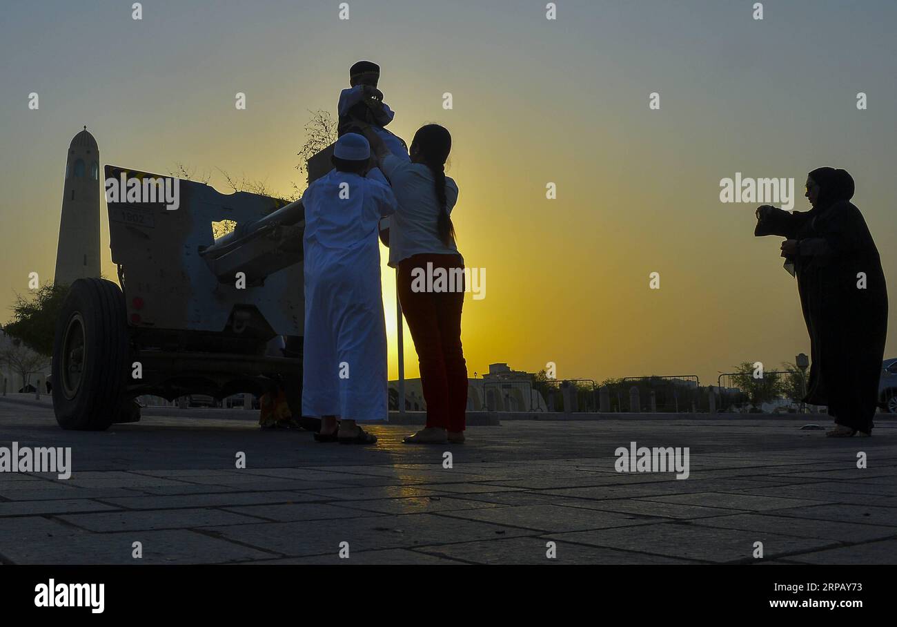 (190521) -- DOHA, 21 maggio 2019 -- il popolo del Qatar posa per delle foto davanti al cannone del Ramadan prima che venga sparato a Doha, in Qatar, il 21 maggio 2019. Il Qatar segna tradizionalmente la fine di una giornata di digiuno durante il Ramadan con il lancio del cannone Ramadan.) QATAR-DOHA-RAMADAN-CANNON-SPARO Nikku PUBLICATIONxNOTxINxCHN Foto Stock