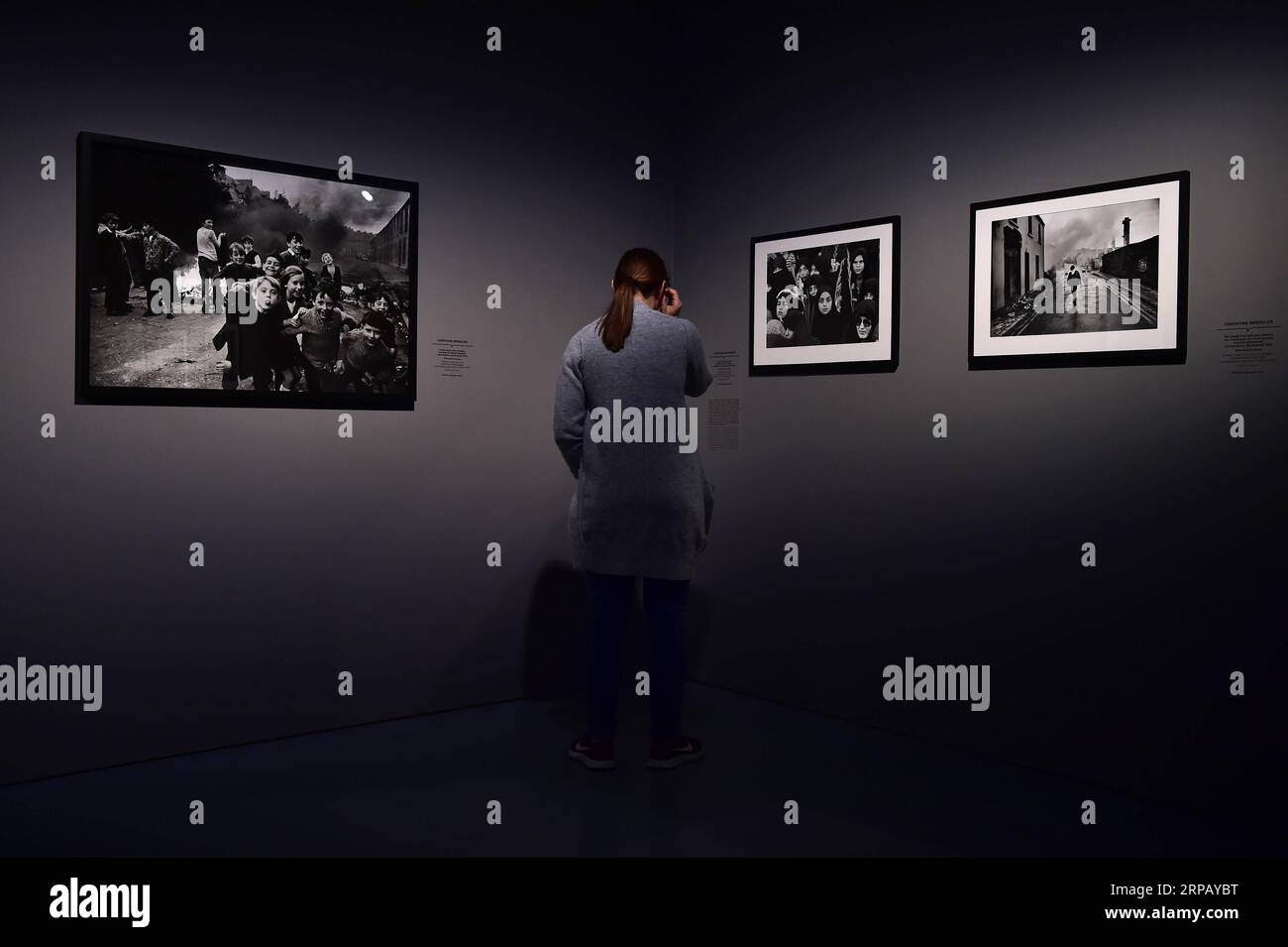 (190522) -- PECHINO, 22 maggio 2019 (Xinhua) -- Una Visitor Views Women War Photographers mostra al Museum Kunstpalast di Dusseldorf, Germania, il 21 maggio 2019. La mostra, tenutasi dall'8 marzo al 10 giugno, ha presentato circa 140 opere di otto fotografi donne negli ultimi 80 anni. (Xinhua/Lu Yang) XINHUA FOTO DEL GIORNO PUBLICATIONxNOTxINxCHN Foto Stock