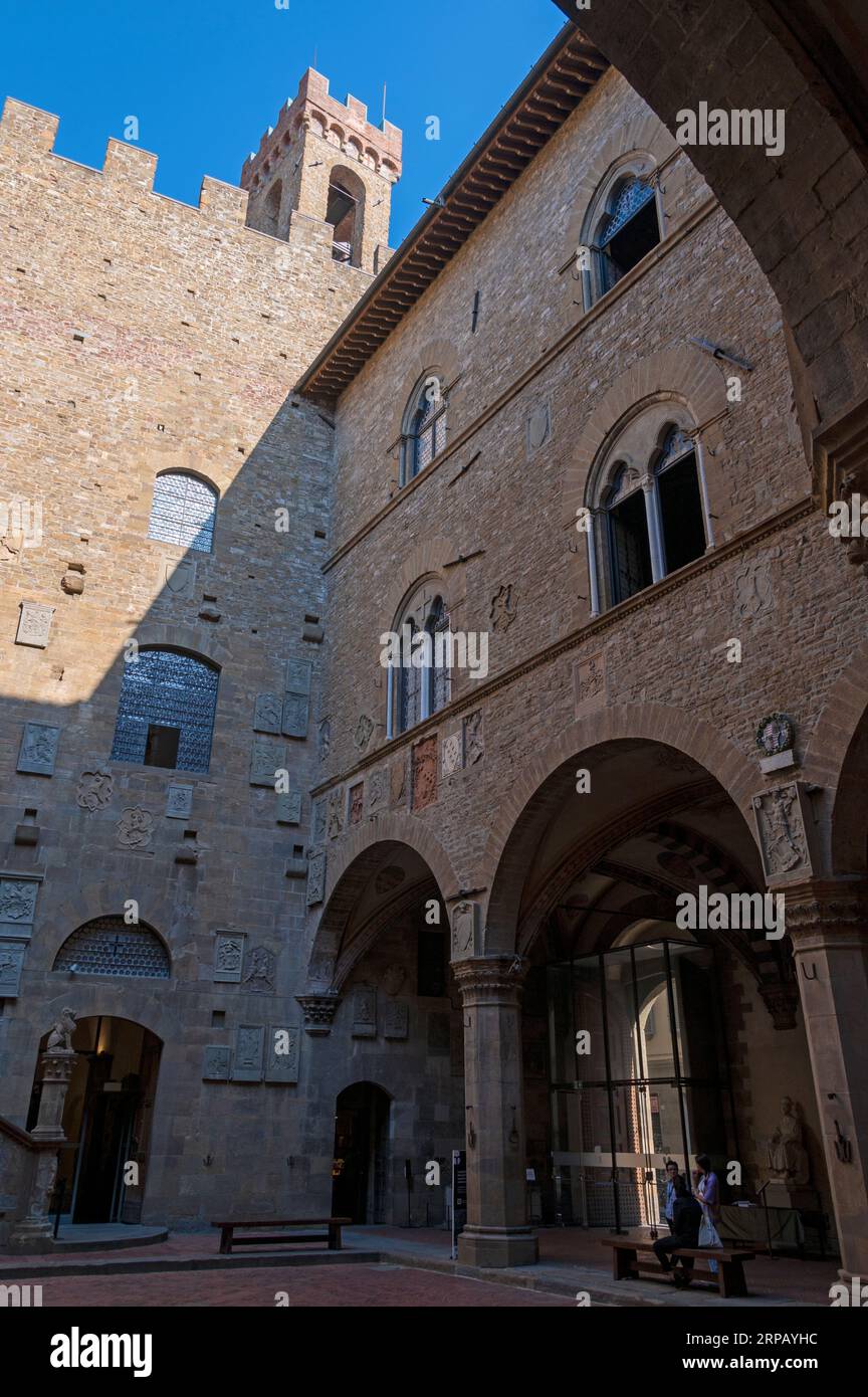 Il cortile all'interno del Museo Nazionale del Bargello è uno degli edifici pubblici più antichi di Firenze, situato in Toscana Foto Stock