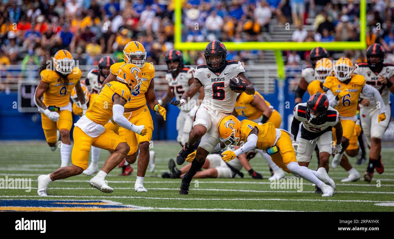 CEFCU Stadium San Jose, CALIFORNIA 3 settembre 2023. San Jose, CALIFORNIA USA, il running back Oregon State Damien Martinez (6) corre per un primo down durante la partita di football NCAA tra gli Oregon State Beavers e i San Jose State Spartans. L'Oregon State batte il San Jose State 47-17 al CEFCU Stadium di San Jose, CALIFORNIA. Thurman James/CSM/Alamy Live News Foto Stock