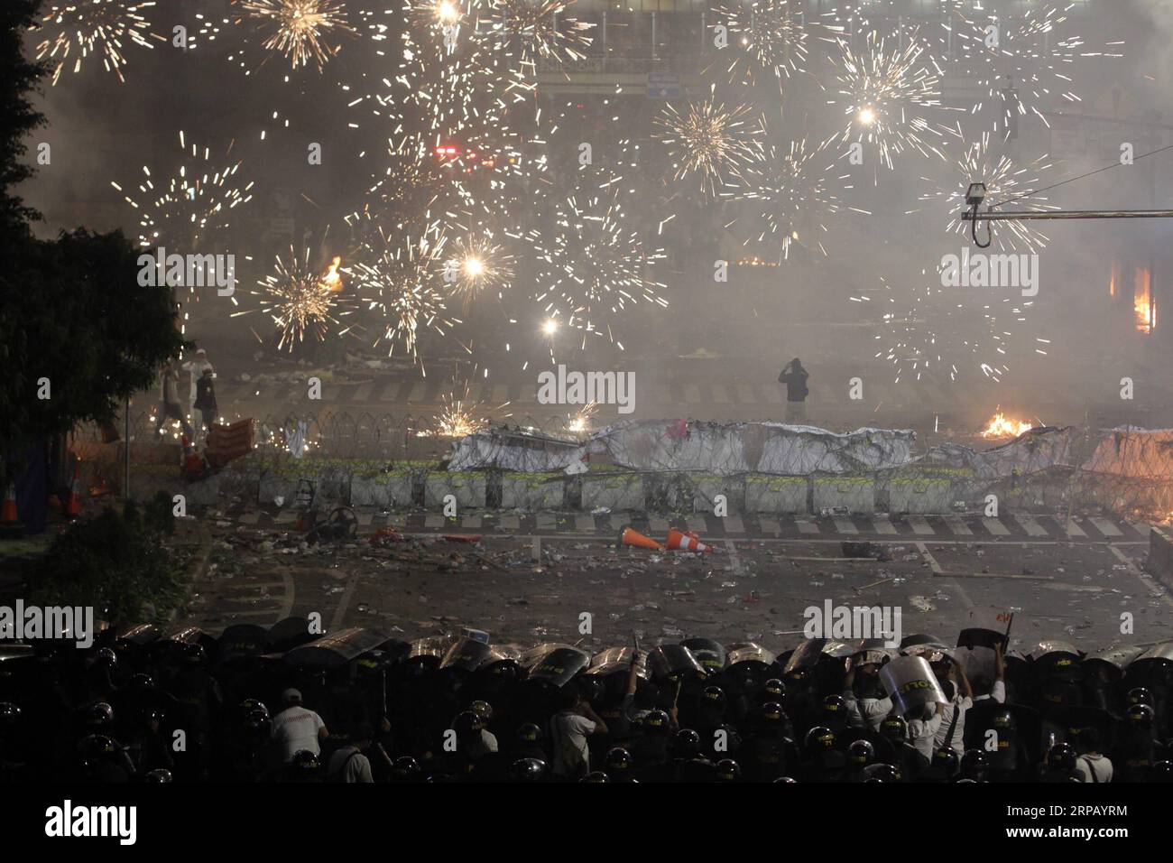 (190522) -- GIACARTA, 22 maggio 2019 -- la polizia indonesiana antisommossa spara bombole di gas lacrimogeni ai manifestanti durante uno scontro a Giacarta, Indonesia, 22 maggio 2019. La polizia di Giacarta ha arrestato 257 rivoltosi coinvolti in violente manifestazioni elettorali e si prevede che altri saranno arrestati, poiché le manifestazioni sono ancora in corso, ha affermato qui mercoledì il portavoce della polizia di Giacarta Argo Yuwono. ) INDONESIA-GIACARTA-ELEZIONI-MANIFESTAZIONE VIOLENTA DedixIstanto PUBLICATIONxNOTxINxCHN Foto Stock