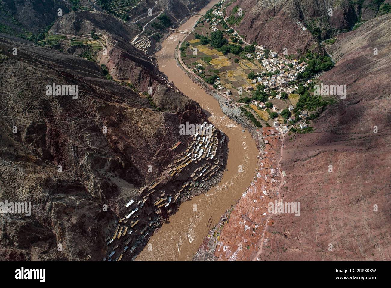 (190523) -- LHASA, 23 maggio 2019 (Xinhua) -- foto aerea mostra campi salini nella contea di Mangkam, regione autonoma del Tibet nel sud-ovest della Cina, 22 maggio 2019. Un'antica tecnica di produzione del sale fin dalla dinastia Tang (618-907) è ben conservata nella contea di Mangkam. La popolazione locale segue un metodo di raccolta del sale raccogliendo salamoie dalle miniere di sale e dagli stagni e facendole evaporare al sole fino alla cristallizzazione. (Xinhua/li Xin) CHINA-TIBET-MANGKAM-SALT PRODUCTION (CN) PUBLICATIONxNOTxINxCHN Foto Stock