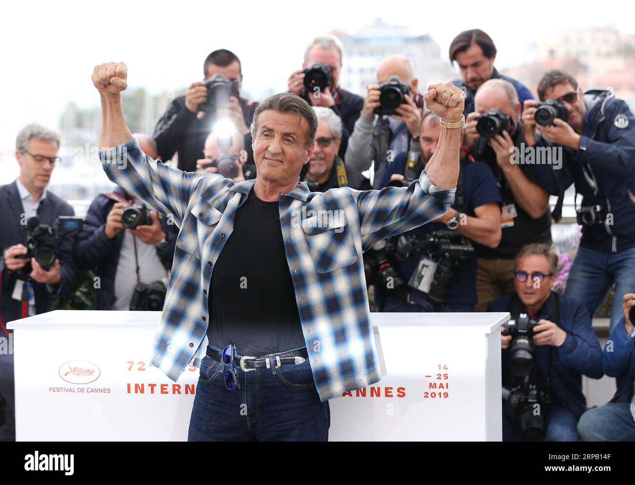 (190524) -- CANNES, 24 maggio 2019 (Xinhua) -- l'attore statunitense Sylvester Stallone posa in una photocall per Rendez-vous con Sylvester Stallone durante il 72° Festival di Cannes, in Francia, 24 maggio 2019. Il 72° Festival di Cannes si tiene dal 14 al 25 maggio. (Xinhua/Gao Jing) FRANCIA-CANNES-FILM FESTIVAL-SYLVESTER STALLONE PUBLICATIONxNOTxINxCHN Foto Stock