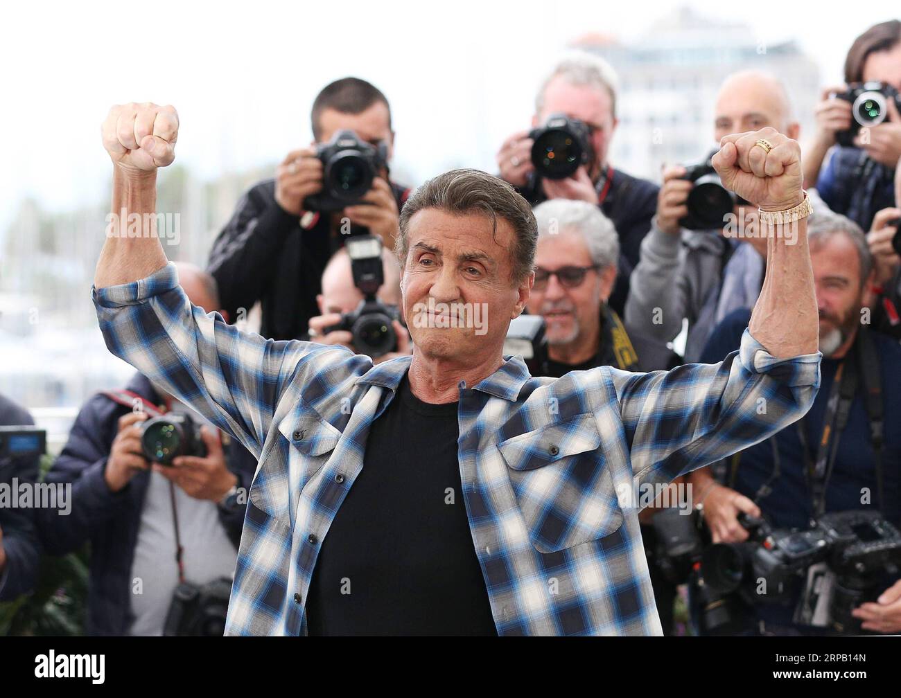 (190524) -- CANNES, 24 maggio 2019 (Xinhua) -- l'attore statunitense Sylvester Stallone posa in una photocall per Rendez-vous con Sylvester Stallone durante il 72° Festival di Cannes, in Francia, 24 maggio 2019. Il 72° Festival di Cannes si tiene dal 14 al 25 maggio. (Xinhua/Gao Jing) FRANCIA-CANNES-FILM FESTIVAL-SYLVESTER STALLONE PUBLICATIONxNOTxINxCHN Foto Stock