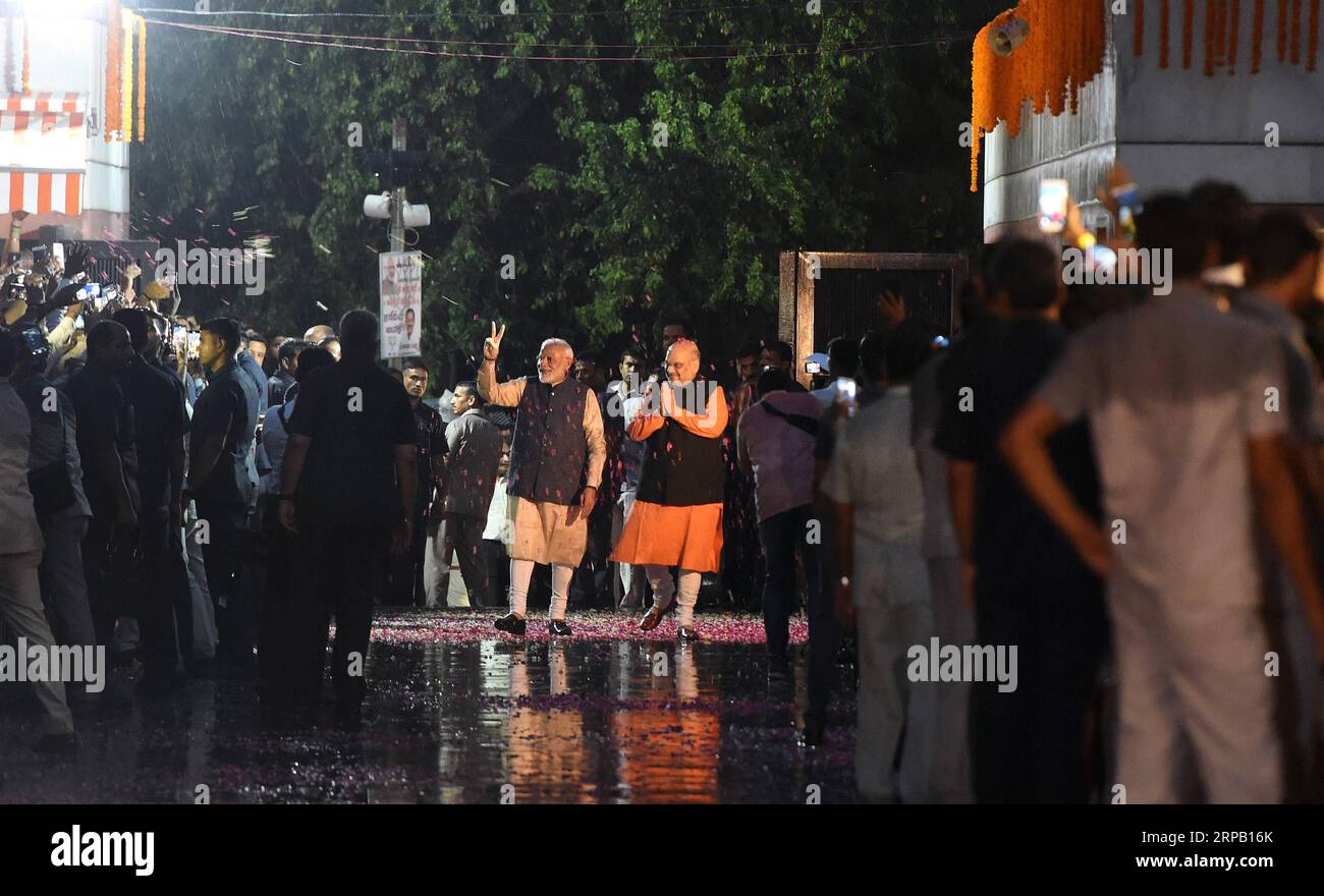 (190524) -- NUOVA DELHI, 24 maggio 2019 (Xinhua) -- il primo ministro indiano Narendra modi celebra la vittoria al quartier generale del Bharatiya Janata Party (BJP) a nuova Delhi, India, il 23 maggio 2019. L'applicazione mobile della Commissione elettorale dell'India (ECI) all'inizio di venerdì ha annunciato la vittoria del Bharatiya Janata Party (BJP) nelle 17 elezioni generali appena concluse. (Xinhua/Zhang Naijie) INDIA-NUOVA DELHI-ELEZIONI GENERALI-PUBLICATIONxNOTxINxCHN VINCITORE DEL BJP Foto Stock