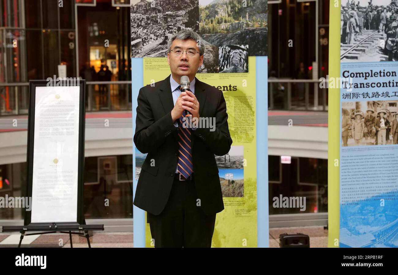 (190525) -- CHICAGO, 25 maggio 2019 (Xinhua) -- Console generale cinese a Chicago Zhao Jian parla durante la cerimonia di apertura della mostra fotografica The Chinese and the Iron Road -- Building of the Transcontinental a Chicago, Stati Uniti, il 24 maggio 2019. Una mostra fotografica in memoria del contributo dei lavoratori migranti cinesi alla U.S. Transcontinental Railroad 150 anni fa ha avuto inizio venerdì al Thompson Center di Chicago. La mostra, The Chinese and the Iron Road -- Building of the Transcontinental , durerà sette giorni presso l'edificio statale. (Xinhua/Wang Ping) U.S.-CHICAGO-P. Foto Stock