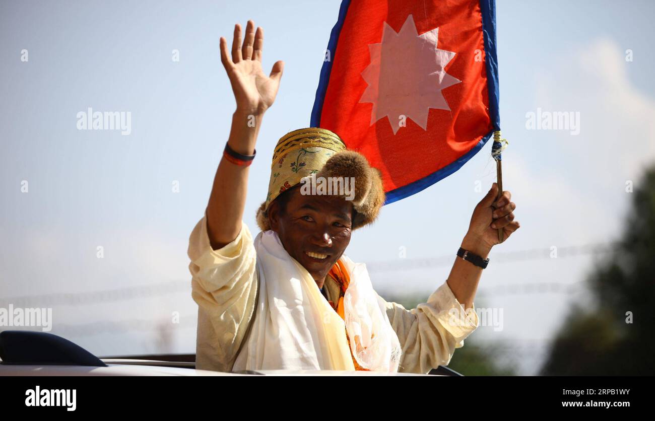 (190525) -- KATHMANDU, 25 MAGGIO 2019 -- l'alpinista nepalese Kami Rita Sherpa onda verso il personale dei media al suo arrivo dopo aver scalato il Monte Qomolangma per la ventiquattresima volta, creando un nuovo record per la maggior parte delle vette della montagna più alta del mondo, a Kathmandu, Nepal, 25 maggio 2019. ) (SP)NEPAL-KATHMANDU-MOUNT QOMOLANGMA-KAMI RITA SHERPA-ARRIVAL SUNILXSHARMA PUBLICATIONXNOTXINXCHN Foto Stock