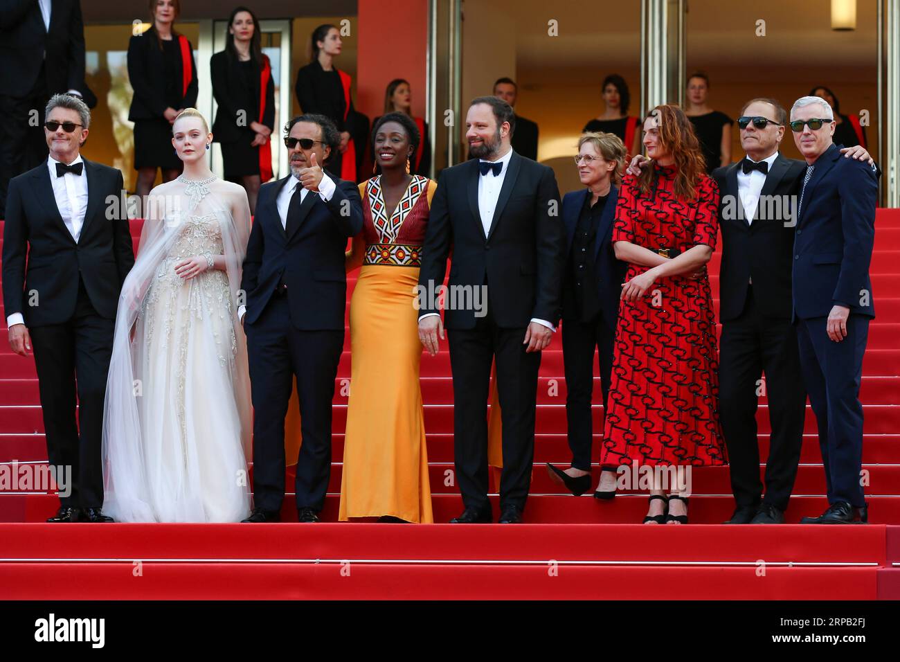 (190526) -- CANNES, 26 maggio 2019 (Xinhua) -- i membri della giuria posano sul tappeto rosso della cerimonia di chiusura del 72° Festival di Cannes, a Cannes, in Francia, il 25 maggio 2019. Sabato sera è sceso il sipario della 72esima edizione del Festival di Cannes, con il film sudcoreano parassita che ha vinto il premio più prestigioso di quest'anno, la Palme d Or. (Xinhua/Zhang Cheng) FRANCE-CANNES-FILM FESTIVAL-CLOSING PUBLICATIONxNOTxINxCHN Foto Stock