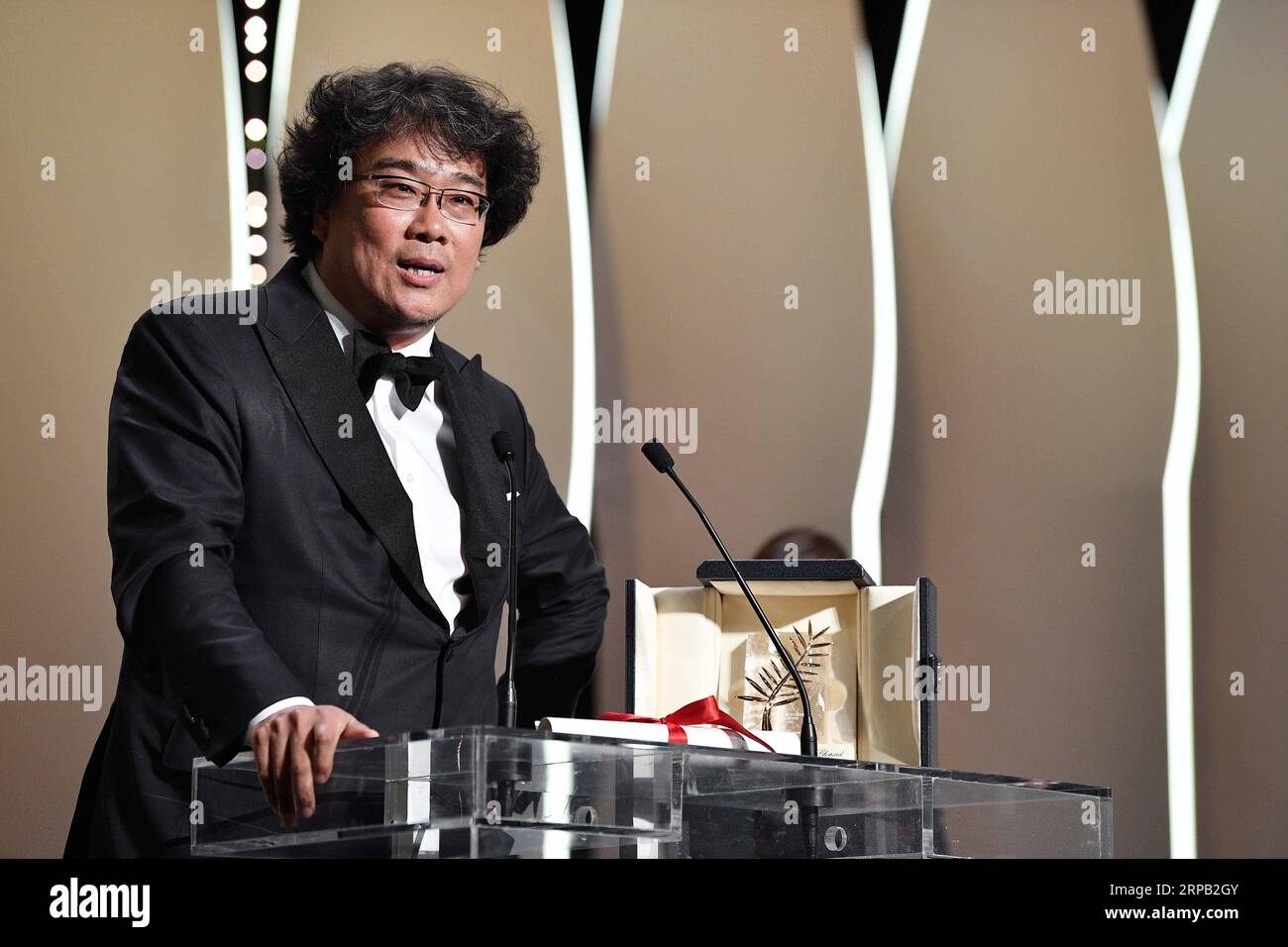 (190526) -- CANNES, 26 maggio 2019 -- il regista Bong Joon-ho riceve il premio Palme d Or per parassita sul palco durante la cerimonia di chiusura del 72° Festival di Cannes, Francia, il 25 maggio 2019. Sabato sera è sceso il sipario della 72esima edizione del Festival di Cannes, con il film sudcoreano parassita che ha vinto il premio più prestigioso di quest'anno, la Palme d Or. ) FRANCIA-CANNES-FILM FESTIVAL-AWARDS KimxYida PUBLICATIONxNOTxINxCHN Foto Stock