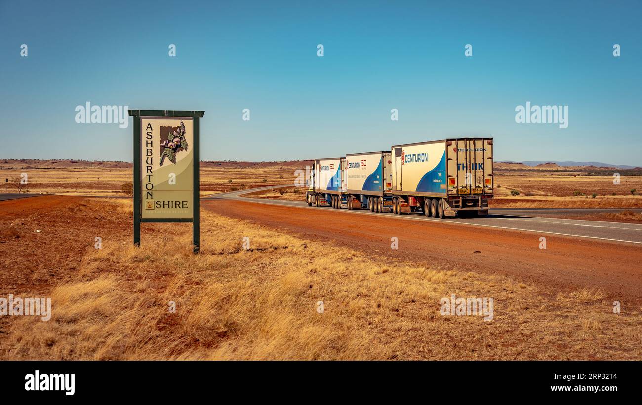 Australia occidentale, Australia - strada che conduce un camion su strada su una strada rurale Foto Stock