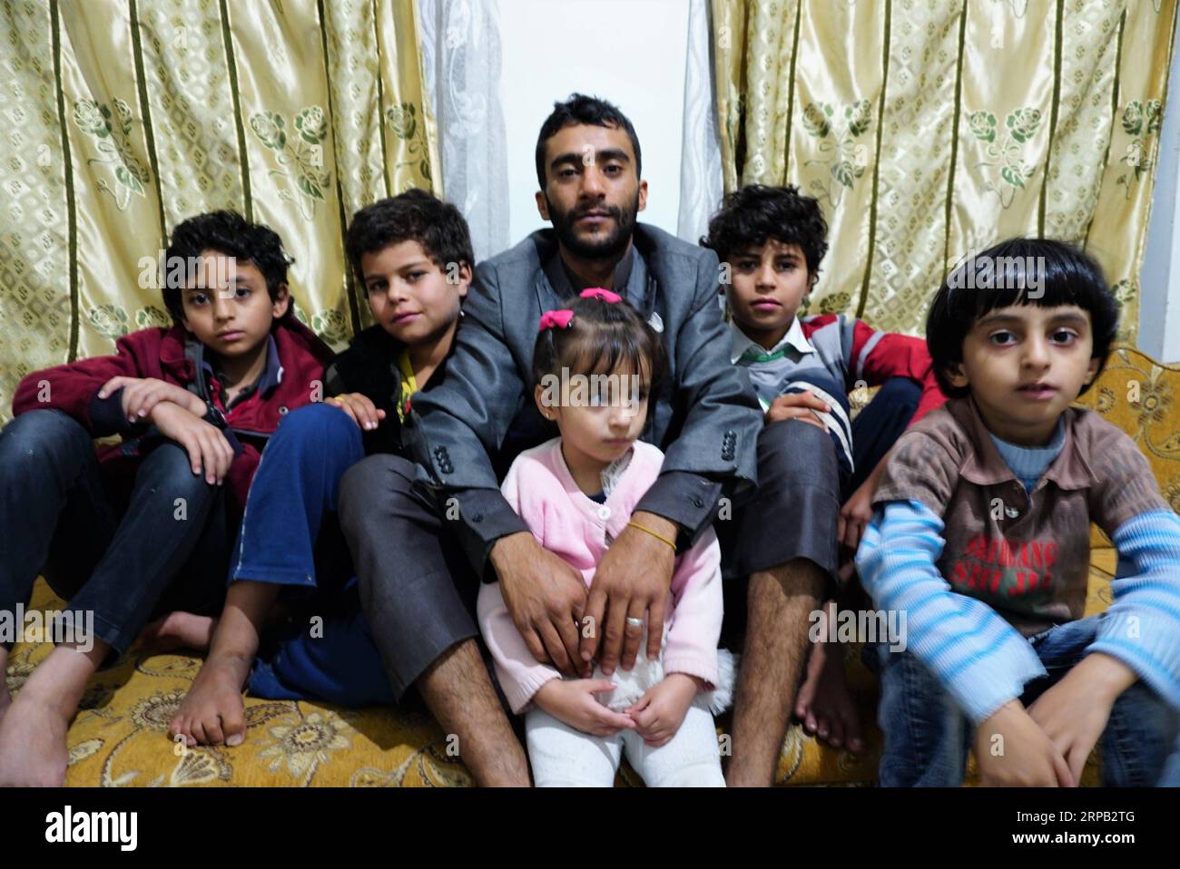 (190526) - SANAA, 26 maggio 2019 - Yahya Motahar (C) e i suoi figli posano per delle foto a casa a Sanaa, Yemen, il 25 maggio 2019. Secondo il recente rapporto dell'UNICEF, nello Yemen sono stati uccisi circa 2.575 bambini durante la guerra e altri 4.064 feriti. Circa 2.706 bambini reclutati nei combattimenti e più di 2 milioni di bambini sono fuori scuola. L'agenzia umanitaria delle Nazioni Unite ha anche riferito che almeno 400.000 bambini sotto i cinque anni soffrono di grave malnutrizione acuta e stanno lottando per sopravvivere. ANDARE CON la caratteristica: I bambini dello Yemen pagano il prezzo della guerra ) YEMEN-SANAA-CHILDREN-PEACE Moham Foto Stock