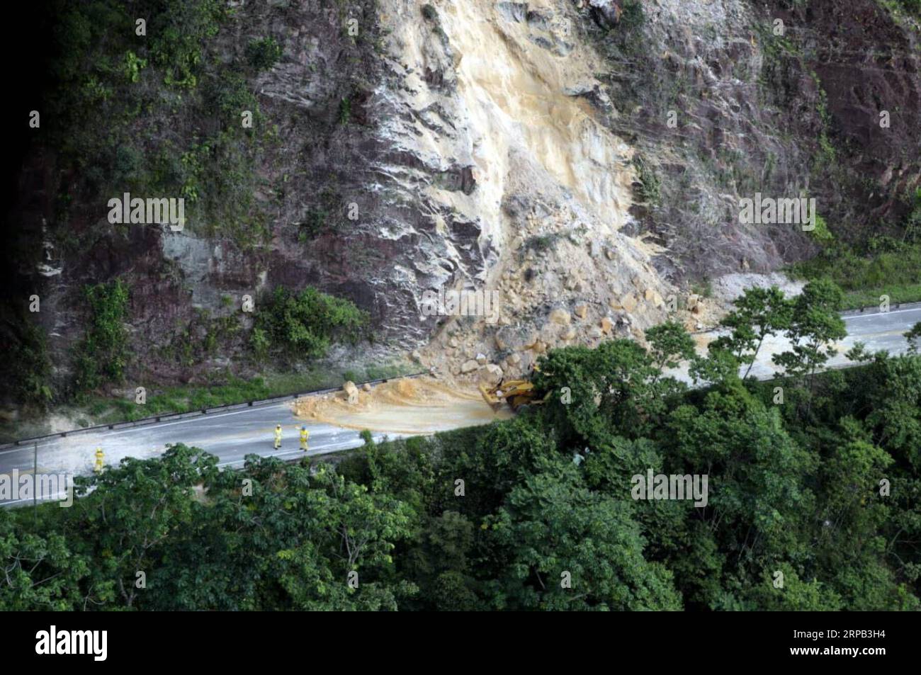 (190527) -- YURIMAGUAS, 27 maggio 2019 -- foto aerea fornita dall'agenzia di stampa peruviana mostra una frana causata da un terremoto a Yurimaguas, in Perù, il 26 maggio 2019. Un terremoto di magnitudo preliminare di 8,0 si è bloccato nel Perù centro-settentrionale, ha detto lo U.S. Geological Survey di domenica. Il terremoto, ad una profondità moderata di 114 km, era 80 km a sud-est del villaggio di Lagunas e 158 km a est-nordest della città più grande di Yurimaguas. (Da) (ah) PERÙ-YURIMAGUAS-TERREMOTO ANDINA PUBLICATIONxNOTxINxCHN Foto Stock