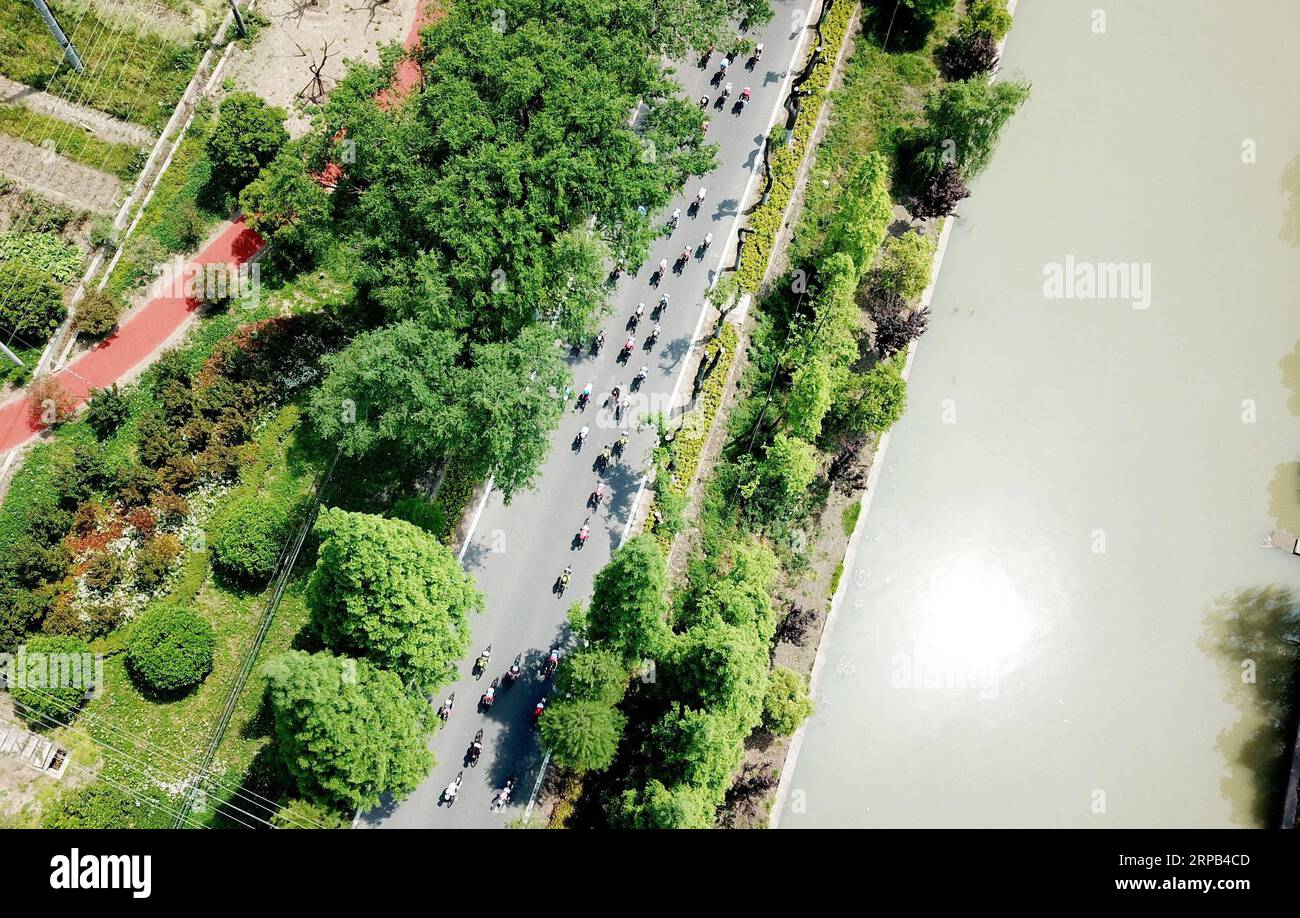 (190527) -- SHANGHAI, 27 maggio 2019 (Xinhua) -- foto aerea scattata il 9 maggio 2019 mostra i ciclisti che cavalcano nel distretto di Chongming, nella Cina orientale di Shanghai. Situata nel mezzo della costa orientale della Cina e nell'estuario del fiume Yangtze, Shanghai è il più grande centro economico della Cina nonché il centro regionale della regione del delta del fiume Yangtze. Come cortile di questa prospera metropoli, l'isola di Chongming, uno dei distretti rurali di Shanghai, sta per raggiungere il suo obiettivo di sviluppare un'isola ecologica di livello mondiale. Le zone umide dell'isola sono preservate e i suoi villaggi tradizionali sono stati rinnovati. Foto Stock