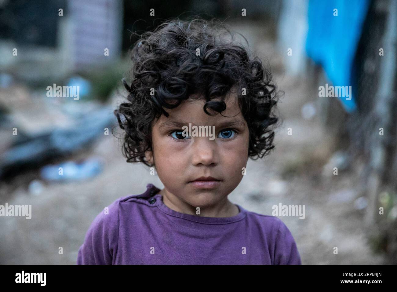 (190527) -- SAMOS (GRECIA), 27 maggio 2019 -- foto scattata il 23 maggio 2019 mostra Ahmida di 10 anni dall'Afghanistan al campo profughi di Samos, un'isola nell'Egeo orientale, in Grecia. Quattro anni dopo l'inizio della crisi dei rifugiati, migliaia di rifugiati e migranti sono ancora bloccati a Samo. Secondo i rappresentanti dell'Unione europea, la crisi migratoria iniziata nel 2015 è finita. Ma a Samos, il problema è tutt'altro che finito, i funzionari locali hanno detto a Xinhua. Al Vathy Reception and Identification Center, meglio conosciuto come il campo profughi di Samos, 3.069 rifugiati vivono ancora oggi Foto Stock