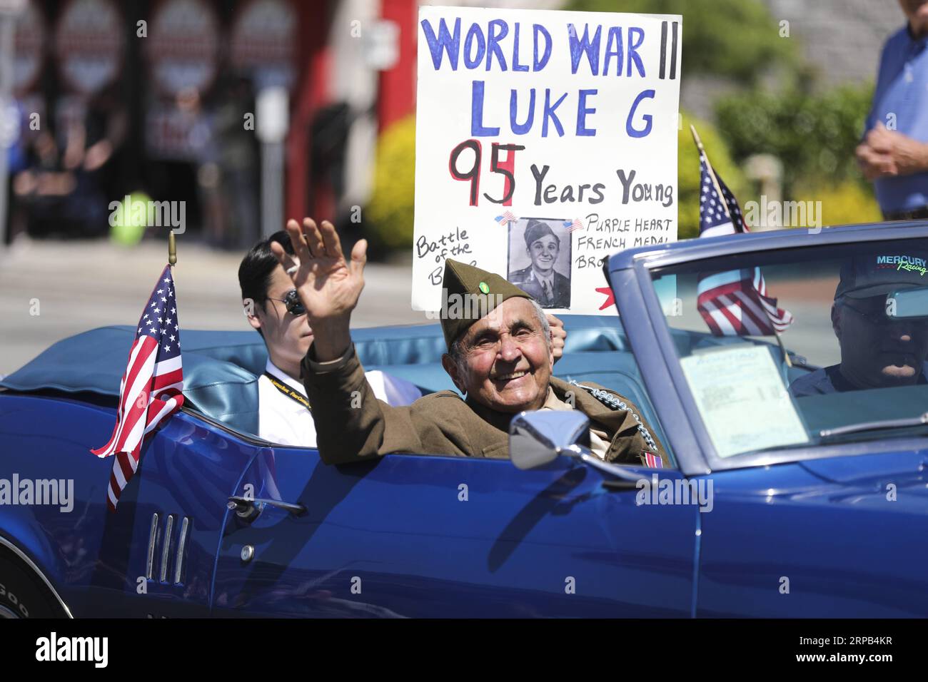 (190527) -- NEW YORK, 27 maggio 2019 -- Luke Gasparre, un veterano della seconda guerra mondiale di 95 anni, partecipa alla Memorial Day Parade nel Queens of New York, negli Stati Uniti, 27 maggio 2019. Il Memorial Day è una festa federale degli Stati Uniti osservata l'ultimo lunedì di maggio. ) U.S.-NEW YORK-MEMORIAL DAY PARADE WANGXYING PUBLICATIONXNOTXINXCHN Foto Stock