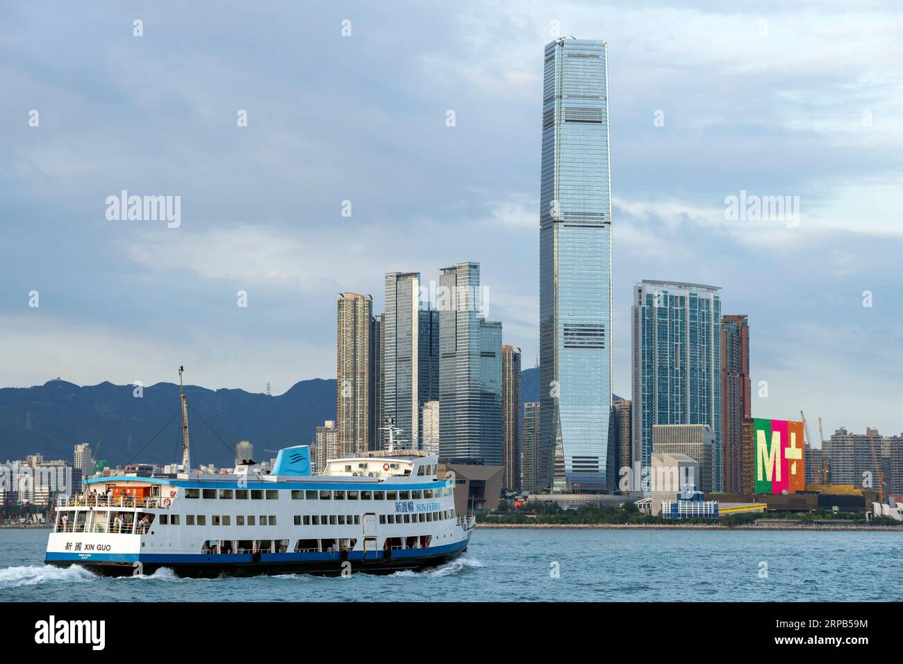 L'ICC International Commerce Centre e il nuovissimo museo M+ di cultura visiva di Hong Kong, Victoria Harbour, Hong Kong, Cina. Foto Stock