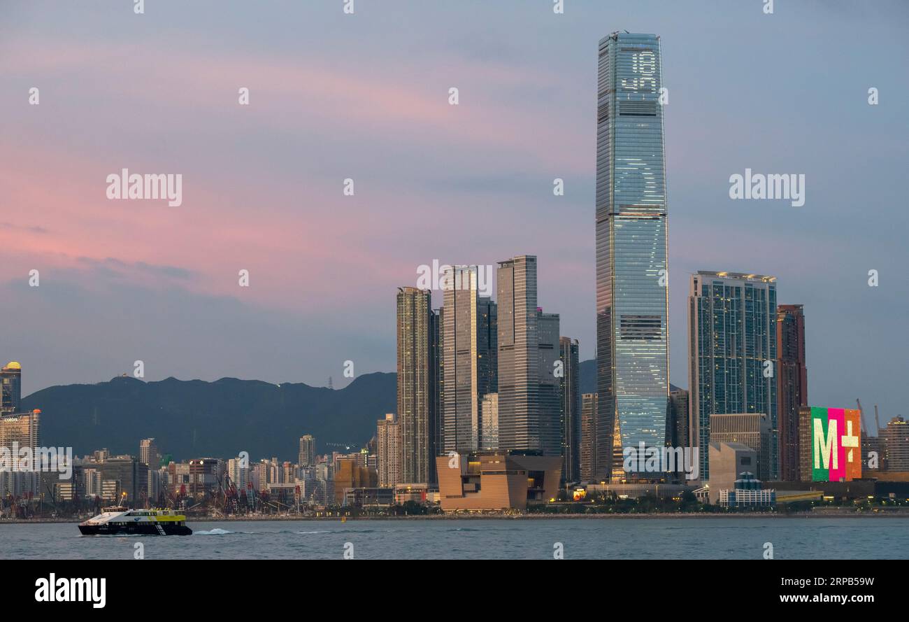 L'ICC International Commerce Centre e il nuovissimo museo M+ di cultura visiva di Hong Kong, Victoria Harbour, Hong Kong, Cina. Foto Stock