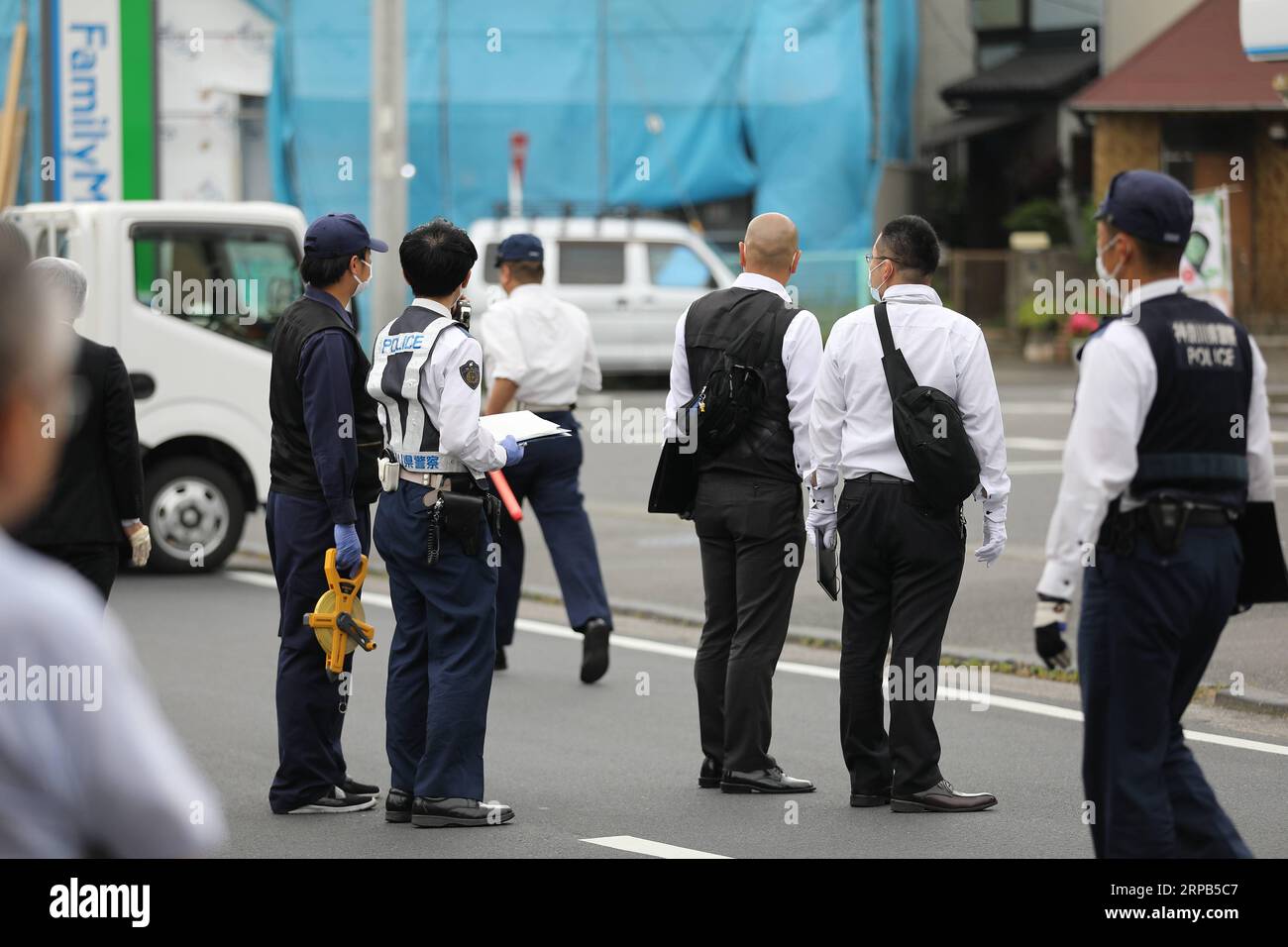 (190528) -- KAWASAKI, 28 maggio 2019 (Xinhua) -- agenti di polizia indagano sul sito di una furia di pugnalato a Kawasaki nella prefettura di Kanagawa, ad ovest di Tokyo, Giappone, 28 maggio 2019. Una studentessa delle elementari e un uomo di 30 anni sono stati dichiarati morti dopo una furia di pugnalate nei pressi della capitale giapponese Tokyo martedì mattina, che ha visto anche il sospetto morire per un infortunio autoinflitto, ha detto la polizia locale. Altre quindici ragazze scolastiche sono rimaste ferite nell'attacco di un coltello di massa, che si ritiene sia stato eseguito da un uomo tra i suoi 40 e i 50 anni che è stato preso in custodia ma in seguito è morto come a. Foto Stock