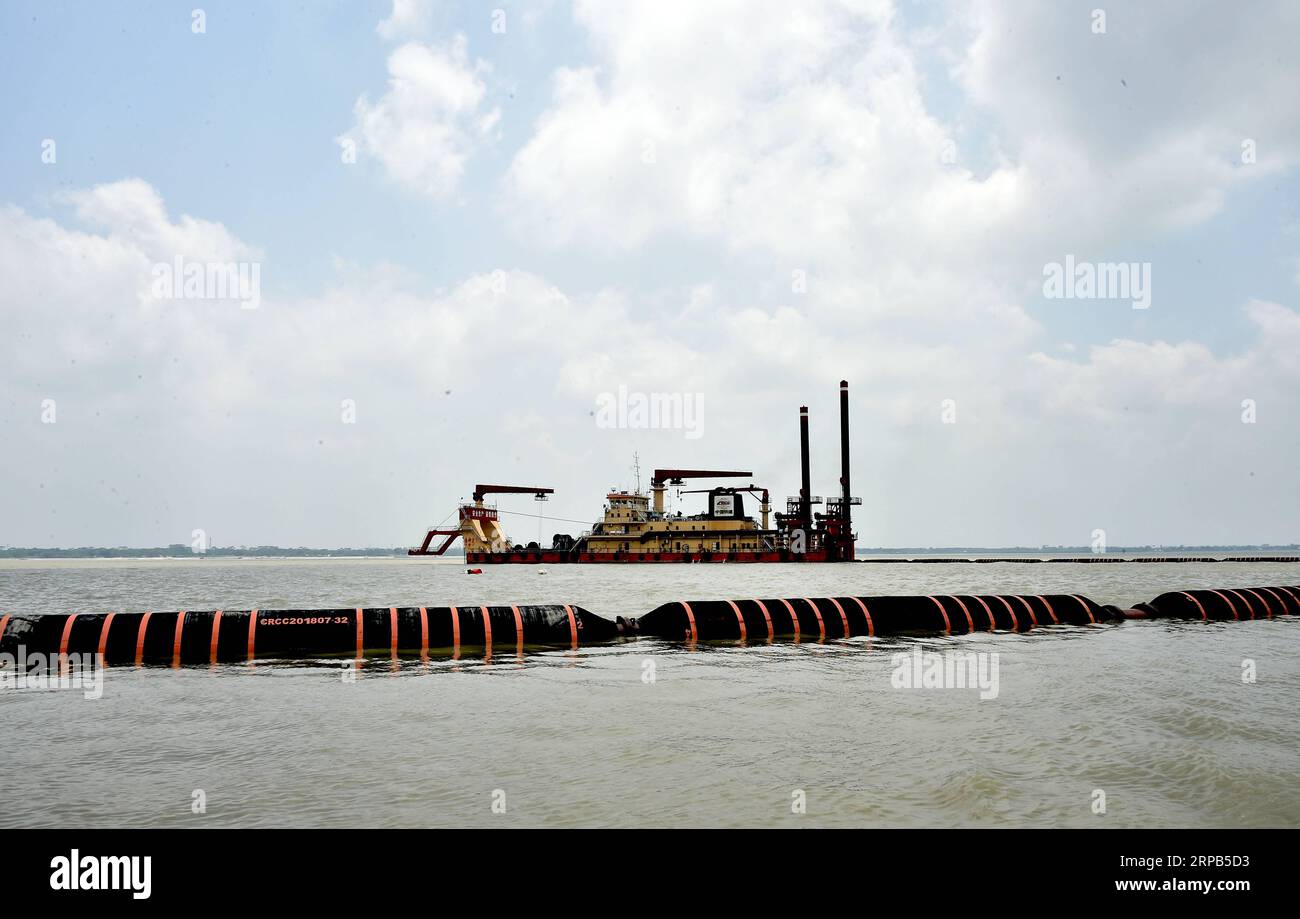 (190528) -- SHARIATPUR, 28 maggio 2019 -- Una nave di dragaggio di CRCC Harbour and Channel Engineering Bureau Group Co., Ltd. Lavora sul fiume Padma nel distretto di Shariatpur, Bangladesh, il 27 maggio 2019. L'azienda ha dragato il fiume Padma per aumentare la profondità di alcuni importanti canali di navigazione in diversi punti importanti del fiume. Il progetto di dragaggio fluviale mira anche a ridurre il rischio di inondazioni attraverso misure di protezione delle rive fluviali. Stringer) BANGLADESH-SHARIATPUR-RIVER-DRAGING Naim-ul-karim PUBLICATIONxNOTxINxCHN Foto Stock