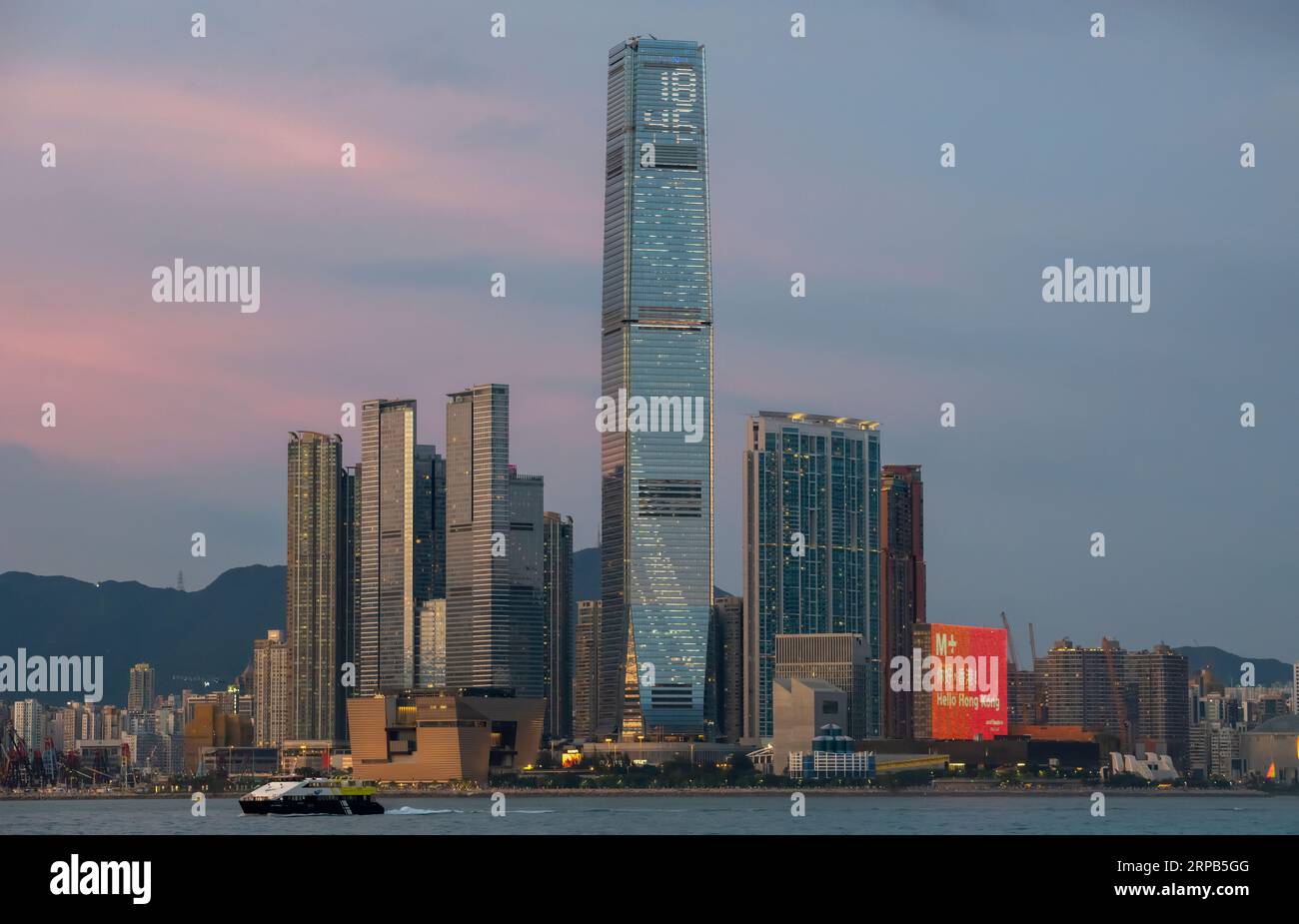 L'ICC International Commerce Centre e il nuovissimo museo M+ di cultura visiva di Hong Kong, Victoria Harbour, Hong Kong, Cina. Foto Stock