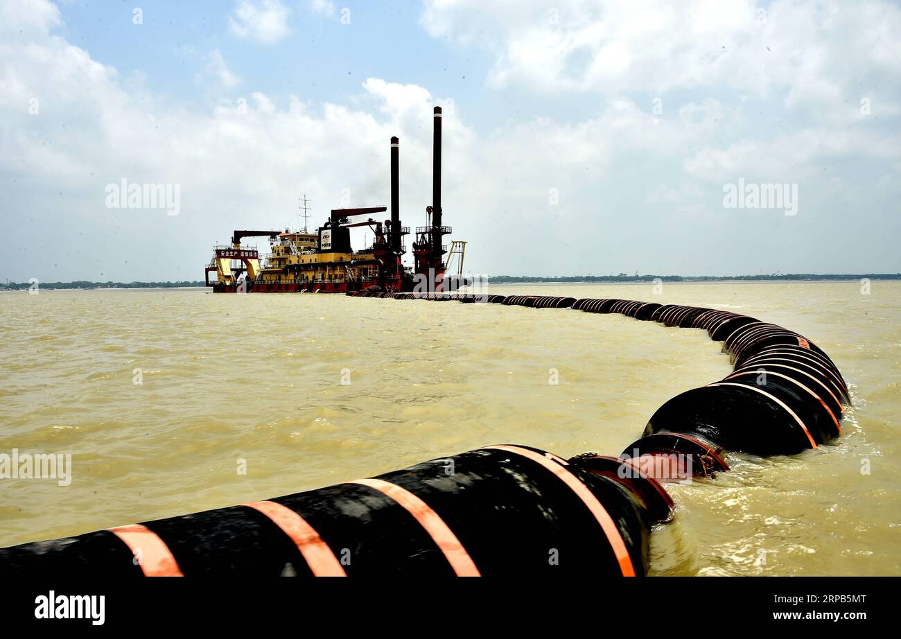 (190528) -- SHARIATPUR, 28 maggio 2019 --1 nave di dragaggio della CRCC Harbour & Channel Engineering Buerau Group Co. Ltd Work on Padma River in Shariatpur District, Bangladesh, 27 maggio 2019. CRCC Harbour & Channel Engineering Buerau Group Co.Ltd, un'impresa statale della Cina, ha dragato Padma, uno dei tre principali fiumi del Bangladesh, per aumentare la profondità di alcuni importanti canali di navigazione in diversi punti fluviali chiave. ) BANGLADESH-SHARIATPUR-PADMA-RIVER-DRAGING Naim-ul-karim PUBLICATIONxNOTxINxCHN Foto Stock