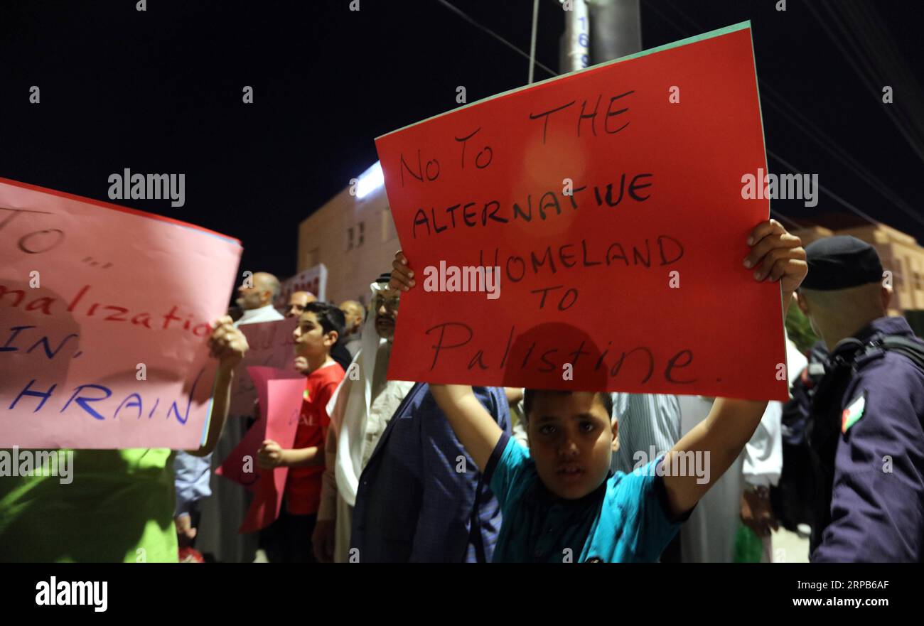 (190529) -- AMMAN, 29 maggio 2019 -- i giordani protestano contro la visita del consigliere senior del presidente degli Stati Uniti Jared Kushner con slogan che mostrano il rifiuto alle politiche statunitensi sulla questione palestinese nei pressi dell'ambasciata statunitense ad Amman, Giordania, 28 maggio 2019. Jared Kushner, consigliere senior del presidente degli Stati Uniti Donald Trump e altri funzionari statunitensi, erano in un tour in Medio Oriente per sostenere un piano di pace negli Stati Uniti, come riportato martedì dall'Ammon News Agency in Giordania. ) GIORDANIA-AMMAN-PROTESTA-USA-VISITA MohammadxAbuxGhosh PUBLICATIONxNOTxINxCHN Foto Stock