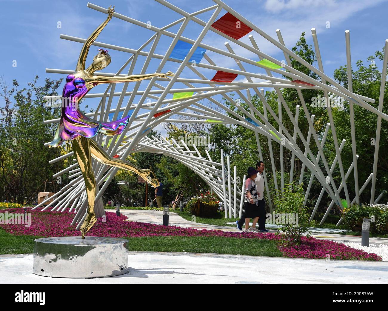 (190530) -- HARBIN, 30 maggio 2019 (Xinhua) -- People visit the Heilongjiang Garden at the Beijing International Horticultural Exhibition in Yanqing District of Beijing, capitale della Cina, 30 maggio 2019. Situata nel nord-est della Cina, la provincia di Heilongjiang è ampiamente conosciuta per le sue stagioni distinte e per il suo sforzo di promuovere lo sviluppo ecologico, specialmente nelle montagne del grande e piccolo Khingan. L'area forestale dei monti Khingan, considerata un'importante zona di ecofunzione forestale e una riserva di importanza strategica per le risorse di legname in Cina, svolge un ruolo insostituibile i Foto Stock