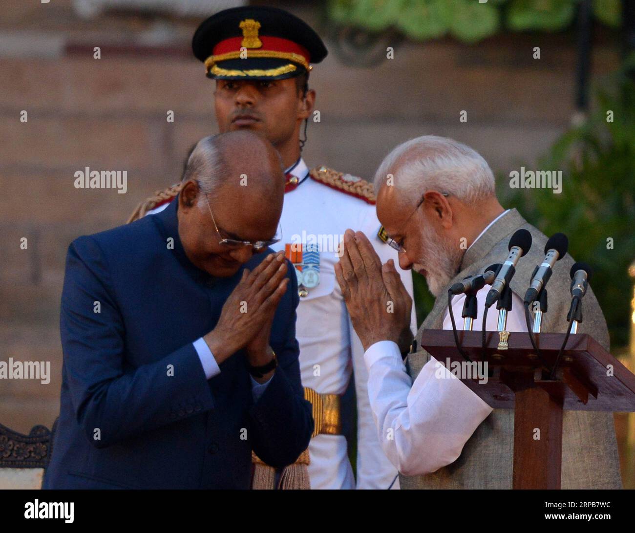 Indien, Narendra modi Amtseinführung als Premier a Neu-Delhi (190530) -- NUOVA DELHI, 30 maggio 2019 () -- il presidente indiano RAM Nath Kovind (L, front) saluta Narendra modi durante una cerimonia di giuramento al Palazzo Presidenziale di nuova Delhi, India, 30 maggio 2019. Narendra modi ha prestato giuramento per un secondo mandato come primo ministro del paese giovedì. () INDIA-NEW DELHI-MODI-PM-GIURAMENTO CERIMONIA XINHUA PUBLICATIONXNOTXINXCHN Foto Stock