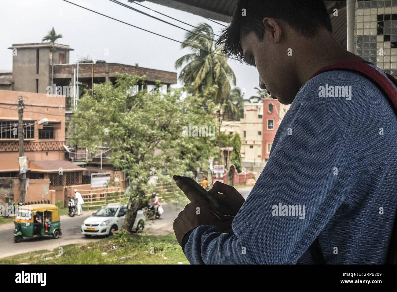 (190531) -- CALCUTTA, 31 maggio 2019 (Xinhua) -- Un uomo controlla il telefono cellulare a Calcutta, India, il 30 maggio 2019. Nel corso degli anni, le notizie false sono emerse come una grande sfida in India sia per il governo che per la società civile, anche se ha portato alla violenza e alla tensione nella società, talvolta addirittura uccisioni. PER ANDARE CON Spotlight: Fake News nei social media grande sfida in India (Xinhua/Tumpa Mondal) INDIA-CALCUTTA-MOBILE PHONE-SOCIAL MEDIA-FAKE NEWS PUBLICATIONxNOTxINxCHN Foto Stock