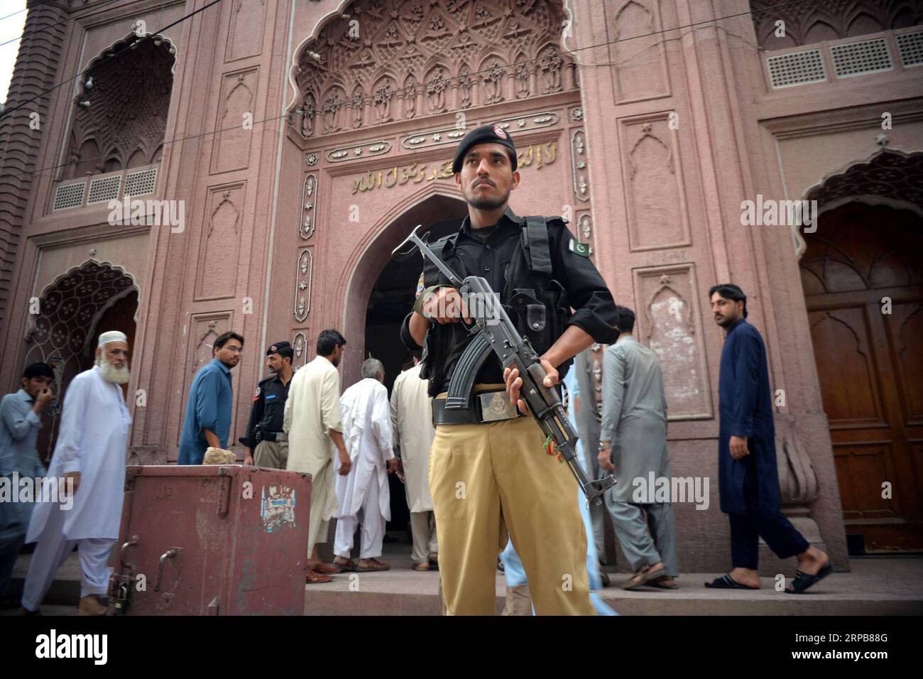 (190531) -- PESHAWAR, 31 maggio 2019 -- Un poliziotto è in guardia mentre i musulmani pakistani camminano per partecipare alle preghiere dell'ultimo venerdì del mese santo del Ramadan in una moschea a Peshawar, Pakistan nordoccidentale, 31 maggio 2019. ) PAKISTAN-PESHAWAR-RAMADAN-PREGHIERE DELL'ULTIMO VENERDÌ UMARXQAYYUM PUBLICATIONXNOTXINXCHN Foto Stock