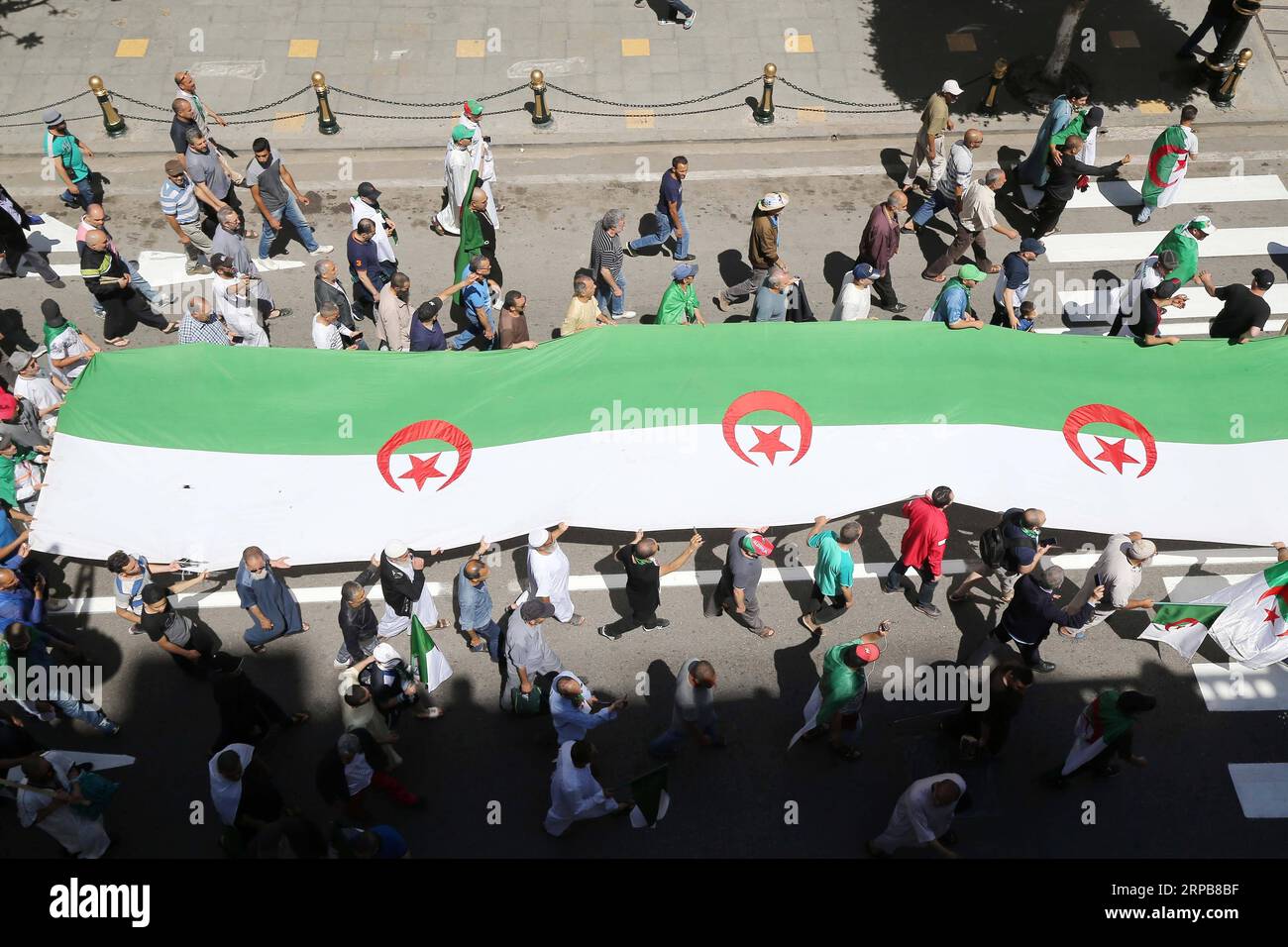 (190531) -- ALGERI, 31 maggio 2019 () -- gli algerini manifestano nelle strade principali di Algeri, Algeria, il 31 maggio 2019. Venerdì gli algerini hanno organizzato delle proteste per chiedere il rinvio delle elezioni presidenziali che si terranno il 4 luglio. L'Algeria è stata colpita dalle continue proteste popolari dal 22 febbraio, che chiedono cambiamenti radicali. () ALGERIA-ALGERI-PROTESTA Xinhua PUBLICATIONxNOTxINxCHN Foto Stock