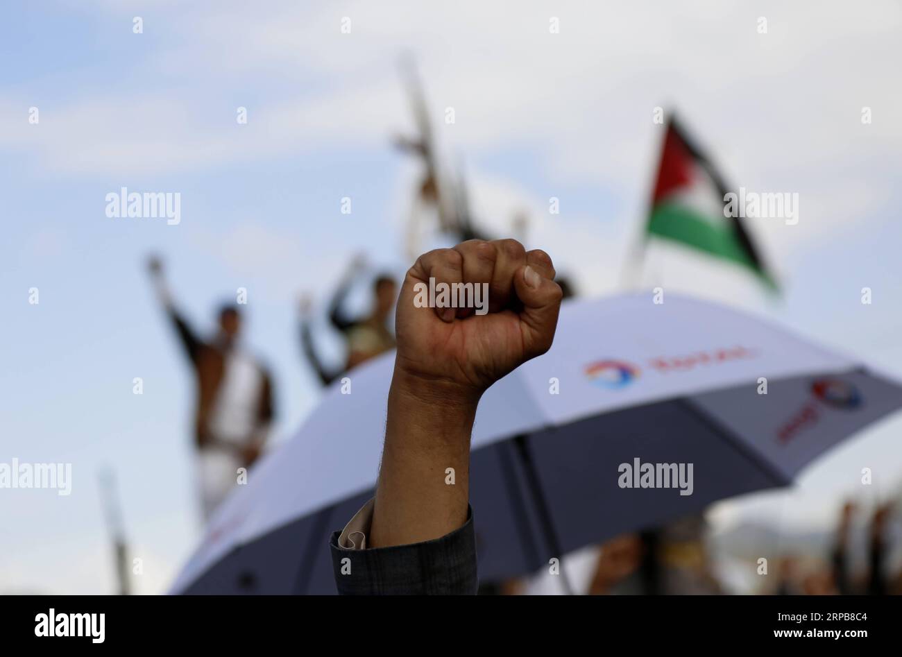 (190531) -- SANAA, 31 maggio 2019 -- gli yemeniti gridano slogan durante una manifestazione per celebrare la giornata di al-Quds a Sanaa, Yemen, il 31 maggio 2019. Gli yemeniti hanno tenuto raduni a sostegno dei palestinesi per celebrare il giorno di al-Quds venerdì. Al-Quds Day è un evento annuale che si tiene l'ultimo venerdì del mese santo musulmano del Ramadan nei paesi arabi per sostenere la causa palestinese. YEMEN-SANAA-AL-QUDS DAY-RALLY MOHAMMEDXMOHAMMED PUBLICATIONXNOTXINXCHN Foto Stock