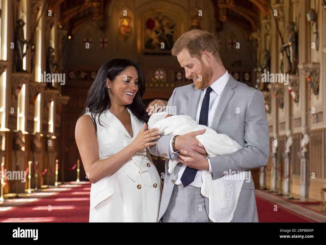 (190601) -- PECHINO, 1 giugno 2019 (Xinhua) -- il principe Harry, duca di Sussex (R), e sua moglie Meghan Markle, duchessa del Sussex, posano per una foto con il loro figlio nella sala di San Giorgio al Castello di Windsor, in Gran Bretagna, l'8 maggio 2019. (Xinhua/Dominic Lipinski/PA Wire) Portraits of May 2019 PUBLICATIONxNOTxINxCHN Foto Stock