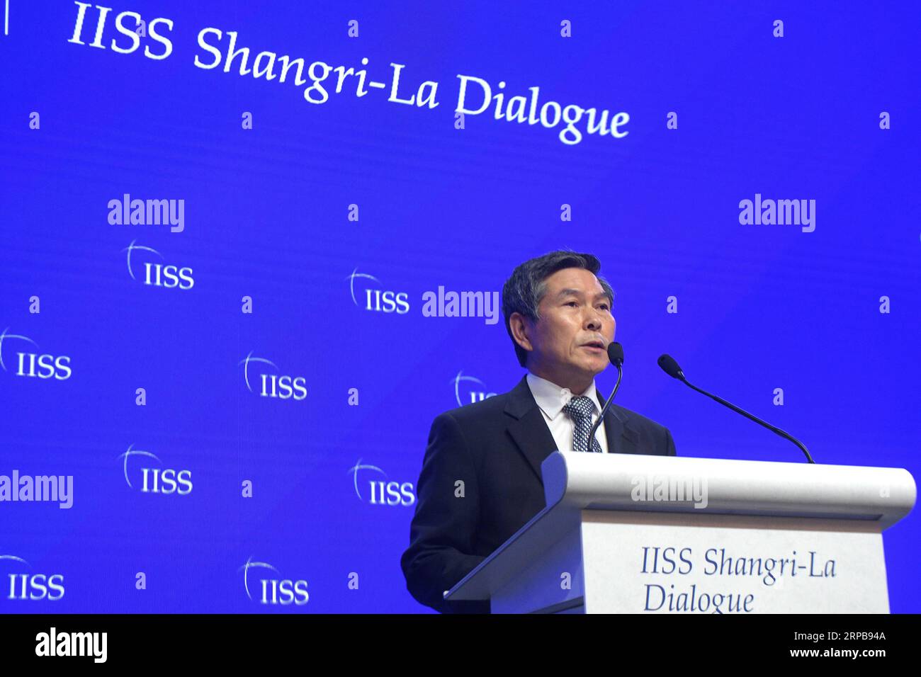 (190601) -- SINGAPORE, 1 giugno 2019 -- il ministro della difesa sudcoreano Jeong Kyeong-doo partecipa al diciottesimo dialogo Shangri-la tenutosi a Singapore, 1 giugno 2019. I ministri della difesa della Corea del Sud e del Giappone e l'alto rappresentante dell'UE per la sicurezza hanno espresso ottimismo per gli sviluppi positivi nella penisola coreana negli ultimi un anno e mezzo qui, sabato al 18° dialogo Shangri-la. Poi Chih Wey) SINGAPORE-SHANGRI-LA DIALOG-SOUTH KOREAN DEFENCE MINISTER xinjiapo PUBLICATIONxNOTxINxCHN Foto Stock