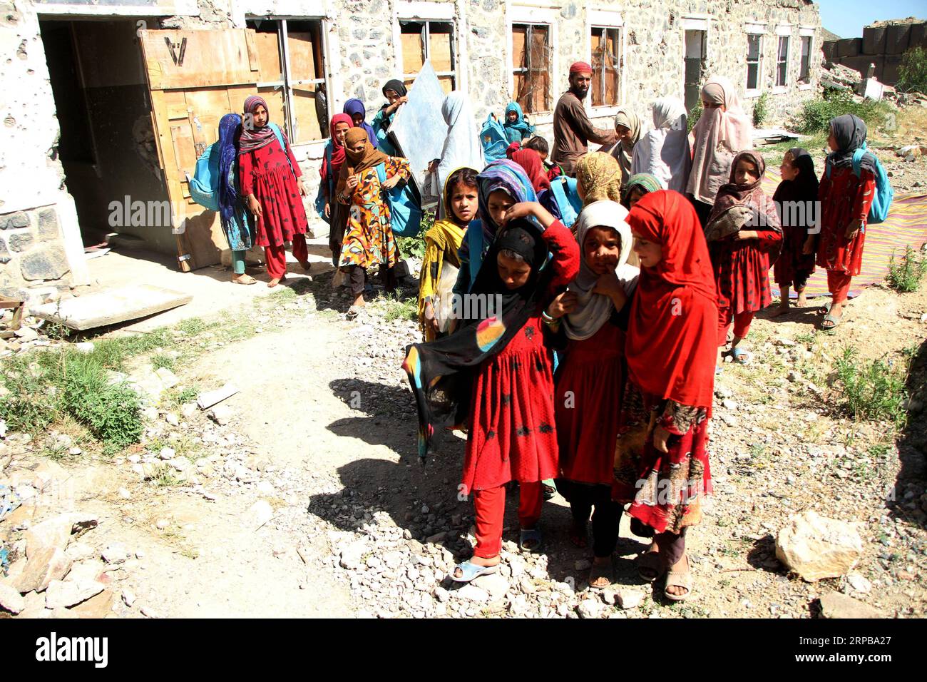 (190602) -- NANGARHAR, 2 giugno 2019 -- studenti afghani sono visti in una scuola locale nel distretto di Haska Mina nella provincia di Nangarhar, Afghanistan, 29 maggio 2019. Un'ex base del gruppo hardliner dello Stato Islamico (IS) è stata trasformata in una scuola nel distretto di Haska Mina nella provincia orientale di Nangarhar, il governatore provinciale Shah Mahmoud Miakhil Said Sunday. ) AFGHANISTAN-NANGARHAR-SCHOOL SaifurahmanxSafi PUBLICATIONxNOTxINxCHN Foto Stock