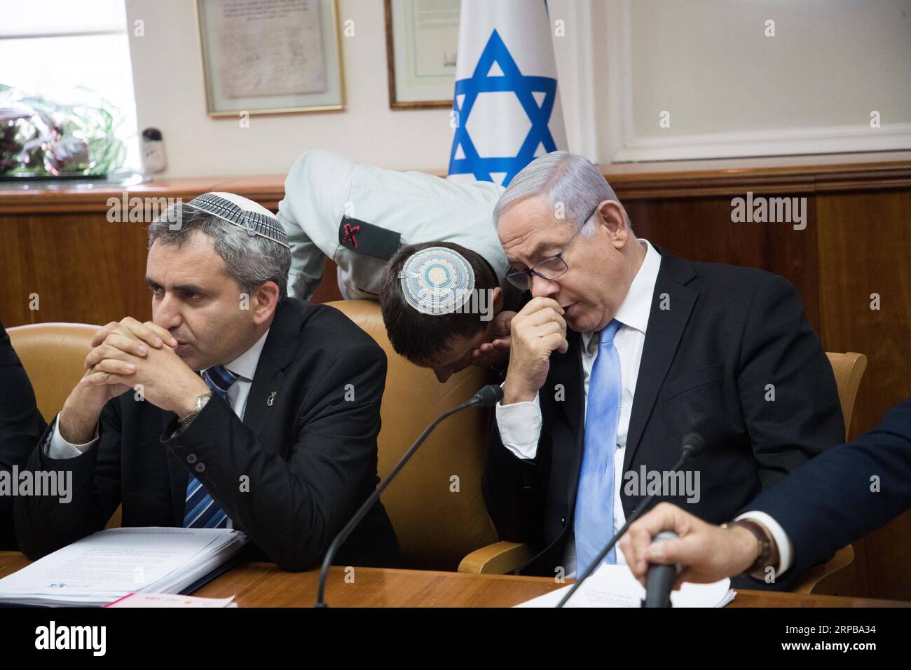 (190602) - GERUSALEMME, 2 giugno 2019 -- il primo ministro israeliano Benjamin Netanyahu (R) partecipa alla riunione settimanale del gabinetto di governo a Gerusalemme, 2 giugno 2019. Il parlamento israeliano, noto come la Knesset, si è sciolto mercoledì scorso e ha programmato un'altra elezione generale per metà settembre di quest'anno. Lo sviluppo è avvenuto dopo che il primo ministro israeliano Benjamin Netanyahu non è riuscito a formare un governo di coalizione. JINI/Yonatan Sindel) MIDEAST-JERUSALEM-CABINET MEETING guoyu PUBLICATIONxNOTxINxCHN Foto Stock