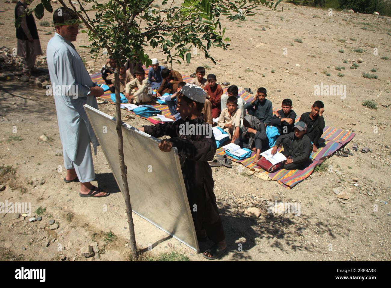 (190602) -- NANGARHAR, 2 giugno 2019 -- studenti afghani frequentano una lezione in una scuola locale nel distretto di Haska Mina nella provincia di Nangarhar, Afghanistan, 29 maggio 2019. Un'ex base del gruppo hardliner dello Stato Islamico (IS) è stata trasformata in una scuola nel distretto di Haska Mina nella provincia orientale di Nangarhar, il governatore provinciale Shah Mahmoud Miakhil Said Sunday. ) AFGHANISTAN-NANGARHAR-SCHOOL SaifurahmanxSafi PUBLICATIONxNOTxINxCHN Foto Stock