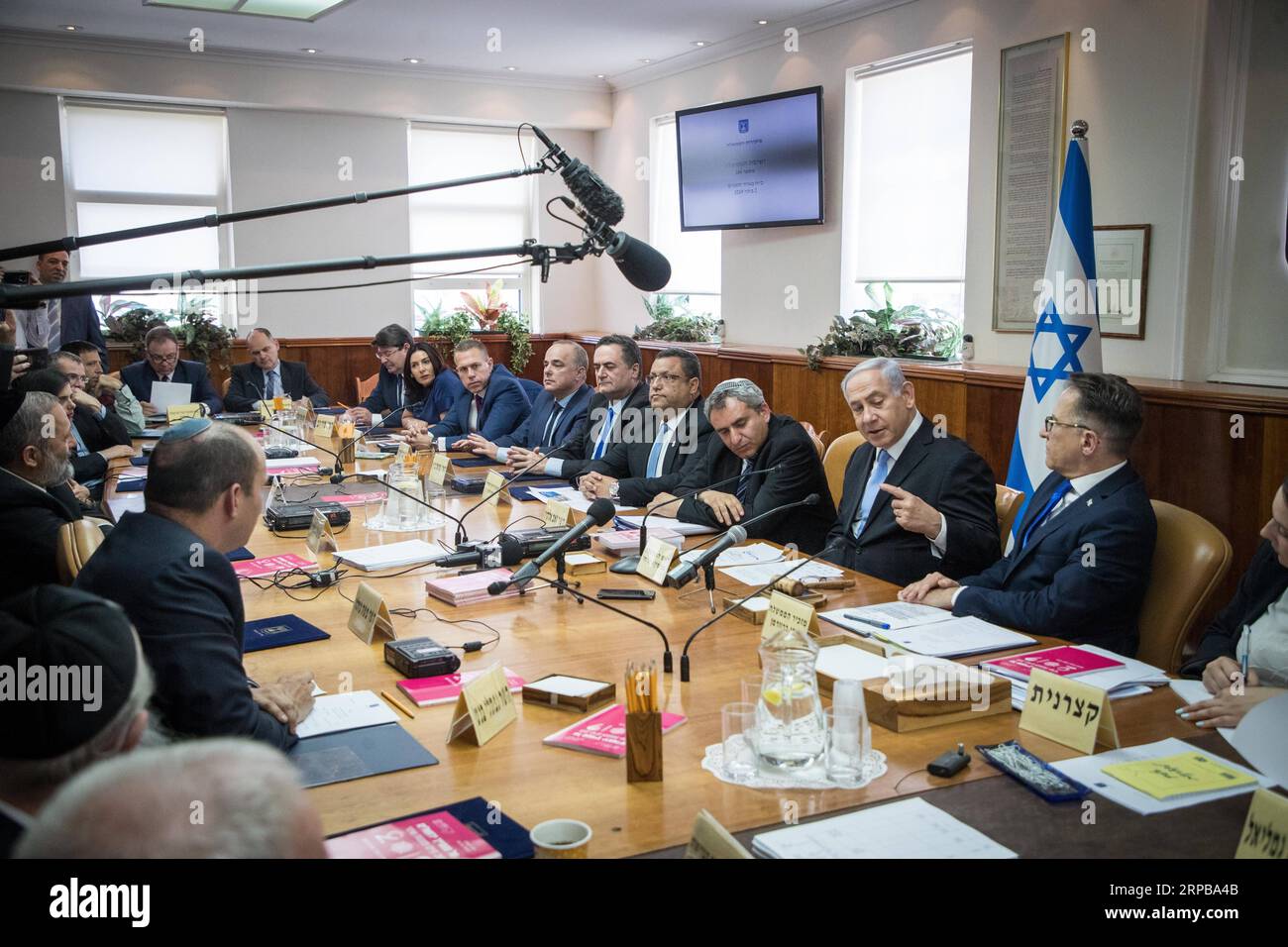 (190602) - GERUSALEMME, 2 giugno 2019 -- il primo ministro israeliano Benjamin Netanyahu (2nd R) partecipa alla riunione settimanale del gabinetto di governo a Gerusalemme, 2 giugno 2019. Il parlamento israeliano, noto come la Knesset, si è sciolto mercoledì scorso e ha programmato un'altra elezione generale per metà settembre di quest'anno. Lo sviluppo è avvenuto dopo che il primo ministro israeliano Benjamin Netanyahu non è riuscito a formare un governo di coalizione. JINI/Yonatan Sindel) MIDEAST-JERUSALEM-CABINET MEETING guoyu PUBLICATIONxNOTxINxCHN Foto Stock