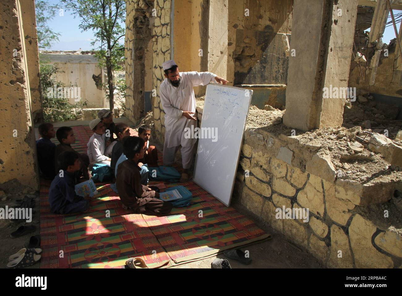 (190602) -- NANGARHAR, 2 giugno 2019 -- studenti afghani frequentano una lezione in una scuola locale nel distretto di Haska Mina nella provincia di Nangarhar, Afghanistan, 29 maggio 2019. Un'ex base del gruppo hardliner dello Stato Islamico (IS) è stata trasformata in una scuola nel distretto di Haska Mina nella provincia orientale di Nangarhar, il governatore provinciale Shah Mahmoud Miakhil Said Sunday. ) AFGHANISTAN-NANGARHAR-SCHOOL SaifurahmanxSafi PUBLICATIONxNOTxINxCHN Foto Stock