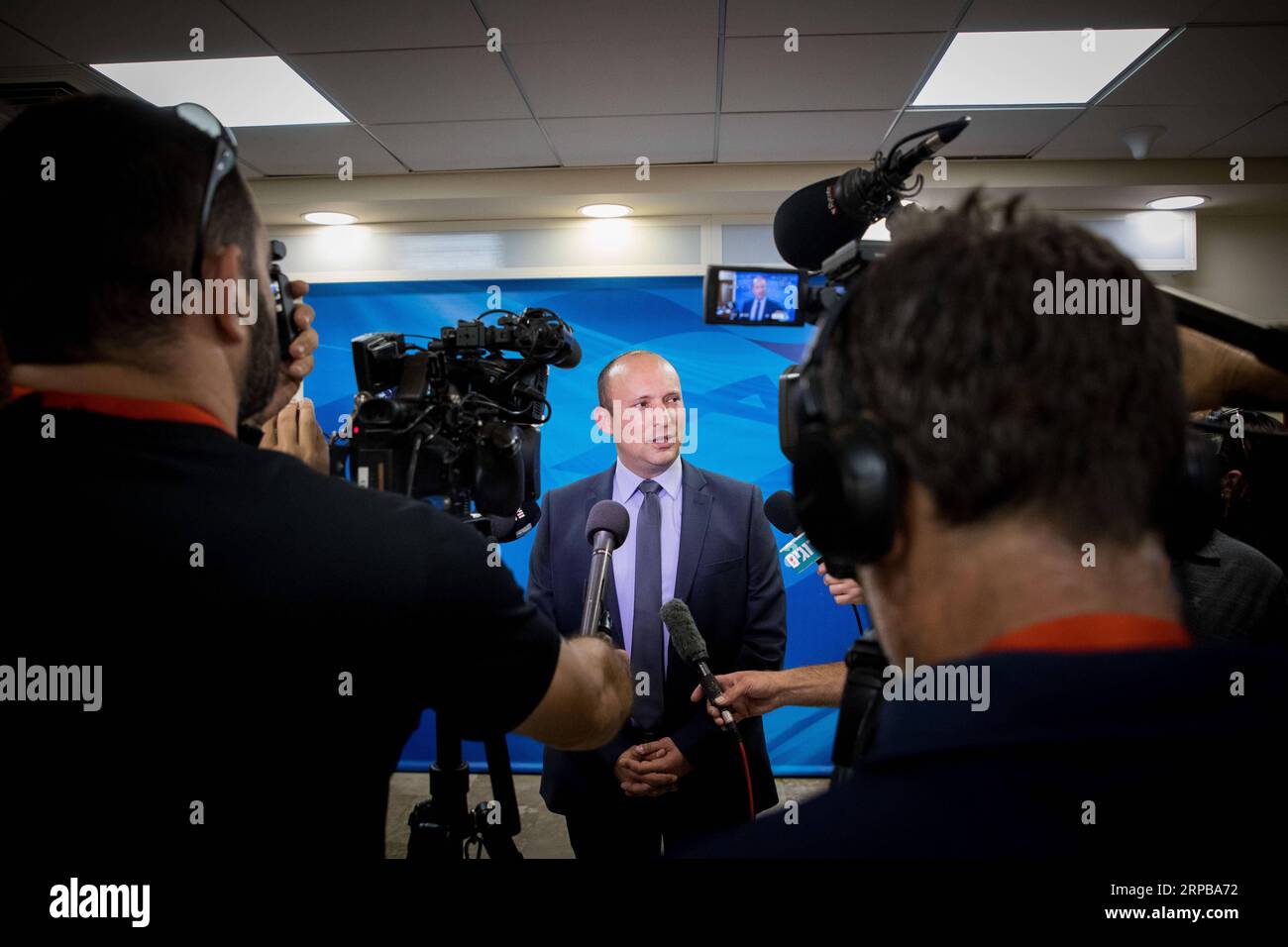 190602 -- GERUSALEMME, 2 giugno 2019 -- il ministro dell'istruzione israeliano Naftali Bennett C viene intervistato mentre arriva per la riunione settimanale di gabinetto a Gerusalemme, il 2 giugno 2019. Il primo ministro israeliano Benjamin Netanyahu domenica ha licenziato i suoi ministri della giustizia e dell'istruzione, giorni dopo che il parlamento aveva chiesto elezioni anticipate. MIDEAST-GERUSALEMME-ISRAELE-NETANYAHU-MINISTRI-LICENZIATO JINI/YONATANXSINDEL PUBLICATIONXNOTXINXCHN Foto Stock