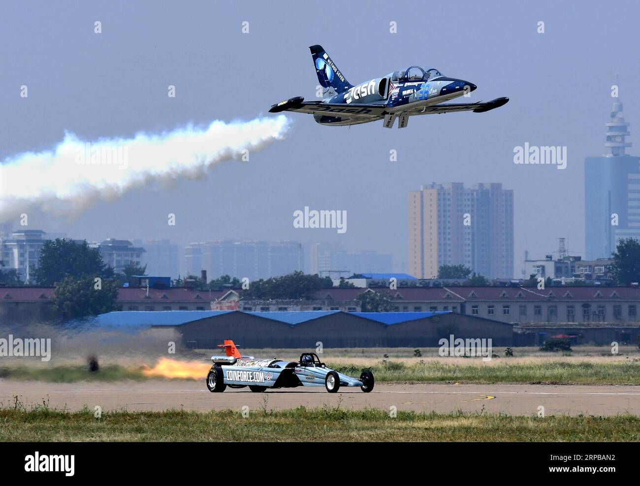 (190603) -- ANYANG, 3 giugno 2019 (Xinhua) -- un appassionato che vola su un piccolo aereo gareggia per la velocità con un pilota durante l'apertura dell'11° Festival della cultura e del turismo aereo ad Anyang, nella provincia di Henan, nella Cina centrale, il 3 giugno 2019. L'evento ha avuto inizio lunedì nella città di Anyang, attirando gli appassionati di sport aerei da casa e dall'estero. (Xinhua/li an) CHINA-HENAN-ANYANG-AIR SPORTS-SHOW (CN) PUBLICATIONxNOTxINxCHN Foto Stock