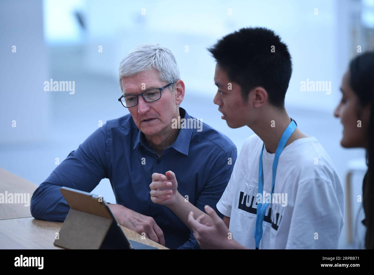 190604 -- SAN JOSE, 4 giugno 2019 Xinhua -- il CEO di Apple Tim Cook L comunica con Wang Ziheng, vincitore della Worldwide Developers Conference presso il San Jose Convention Center di San Jose, California, Stati Uniti, 2 giugno 2019. Xinhua/Wu Xiaoling US-SAN JOSE-APPLE-WWDC-SCHOLARSHIP WINNERS PUBLICATIONxNOTxINxCHN Foto Stock