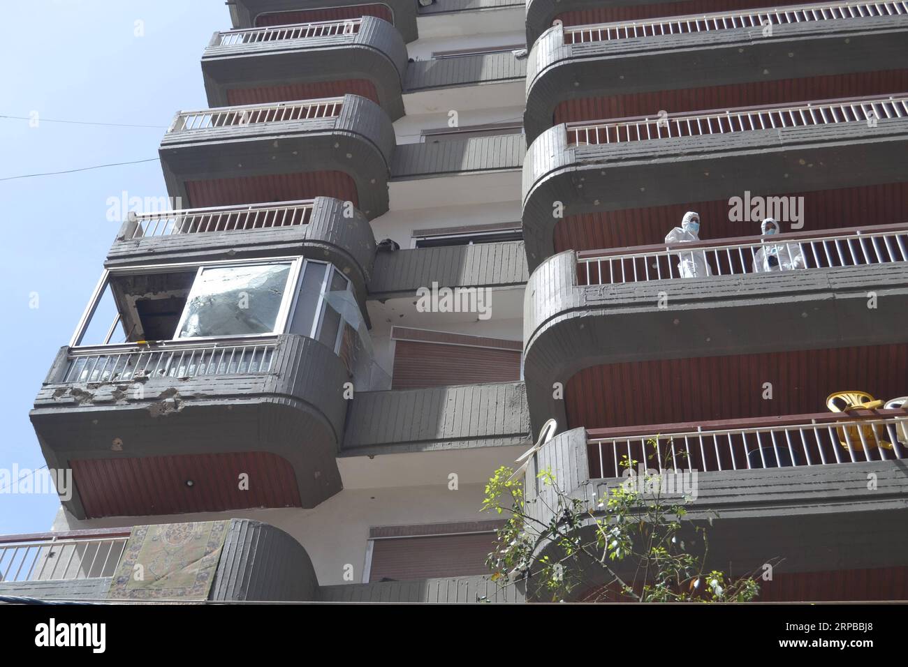(190604) -- TRIPOLI, 4 giugno 2019 (Xinhua) -- i membri dello staff delle forze di sicurezza interna libanesi controllano un appartamento dove il membro dello Stato Islamico Abdel-Rahman Mabsout si nascondeva a Tripoli, nel nord del Libano, 4 giugno 2019. Un membro IS si è fatto saltare in aria martedì nella città settentrionale libanese di Tripoli dopo essere stato messo all'angolo dall'esercito e dalle forze di sicurezza interna. Il membro DELL'IS, Abdel-Rahman Mabsout, si nascondeva in un edificio che è stato razziato dalle forze di sicurezza in un'operazione di due ore. (Xinhua/Bilal Jawich) LEBANON-TRIPOLI-IS MEMBER-SUICIDE PUBLICATIONxNOTxINxCHN Foto Stock