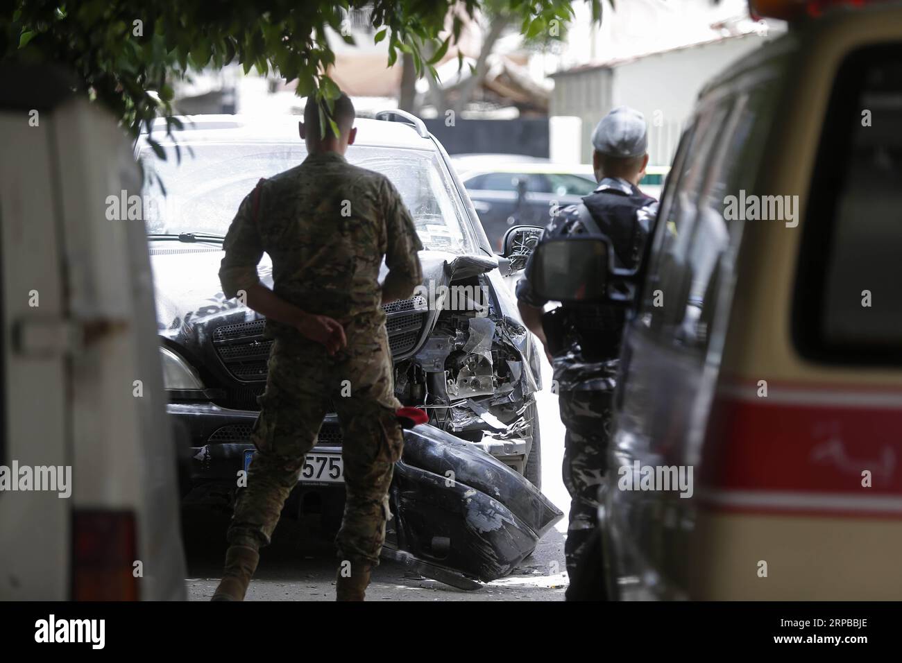 (190604) -- TRIPOLI, 4 giugno 2019 (Xinhua) -- foto scattata il 4 giugno 2019 mostra un veicolo danneggiato in un fuoco incrociato a Tripoli, nel nord del Libano. Un membro dello Stato Islamico (IS) si è fatto saltare in aria martedì nella città settentrionale libanese di Tripoli dopo essere stato messo all'angolo dall'esercito e dalle forze di sicurezza interna. Il membro DELL'IS, Abdel-Rahman Mabsout, si nascondeva in un edificio che è stato razziato dalle forze di sicurezza in un'operazione di due ore. (Xinhua/Bilal Jawich) LEBANON-TRIPOLI-IS MEMBER-SUICIDE PUBLICATIONxNOTxINxCHN Foto Stock