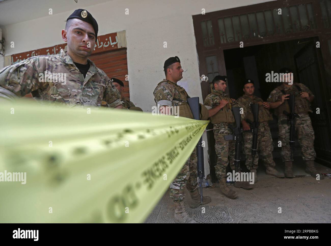 (190604) -- TRIPOLI, 4 giugno 2019 (Xinhua) -- un appartamento in cui si nascondeva Abdel-Rahman Mabsout, membro dello Stato Islamico, è stato chiuso per indagini a Tripoli, nel nord del Libano, 4 giugno 2019. Un membro IS si è fatto saltare in aria martedì nella città settentrionale libanese di Tripoli dopo essere stato messo all'angolo dall'esercito e dalle forze di sicurezza interna. Il membro DELL'IS, Abdel-Rahman Mabsout, si nascondeva in un edificio che è stato razziato dalle forze di sicurezza in un'operazione di due ore. (Xinhua/Bilal Jawich) LEBANON-TRIPOLI-IS MEMBER-SUICIDE PUBLICATIONxNOTxINxCHN Foto Stock