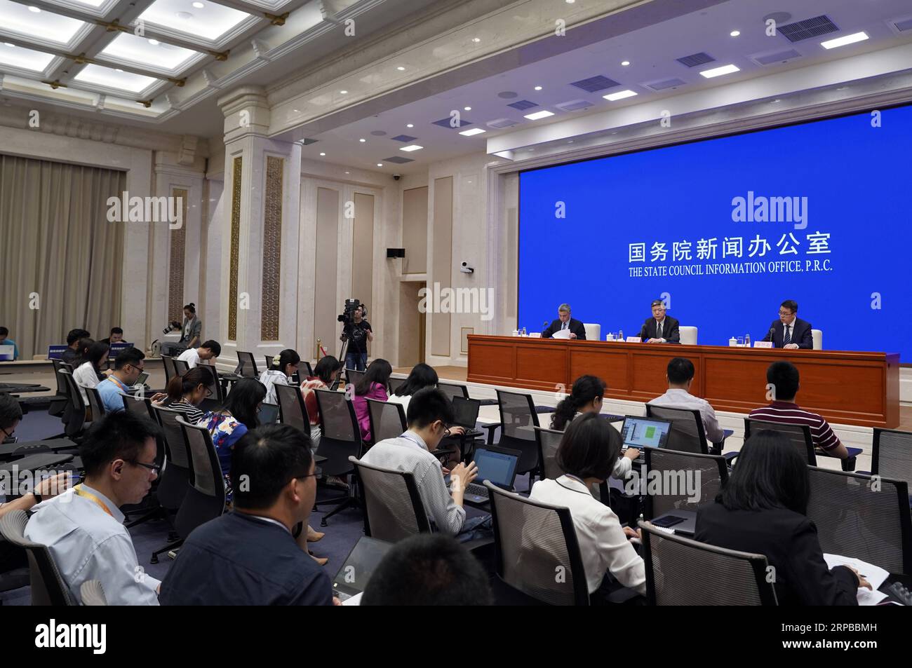 (190604) -- PECHINO, 4 giugno 2019 (Xinhua) -- Yu Jiannan (1st R, back), portavoce del Ministero della Cultura e del Turismo cinese, partecipa a una conferenza stampa a Pechino, capitale della Cina, il 4 giugno 2019. Martedì il Ministero della Cultura e del Turismo cinese ha emesso un avviso di viaggio per i turisti cinesi che viaggiano negli Stati Uniti. Notando il frequente verificarsi negli Stati Uniti di sparatorie, rapine e furti, il ministero ha avvertito i turisti cinesi dei rischi di viaggiare lì. (Xinhua/Jin Liangkuai) CINA-PECHINO-Stati Uniti AVVISO DI VIAGGIO (CN) PUBLICAZIONEXNOTXINXCHN Foto Stock